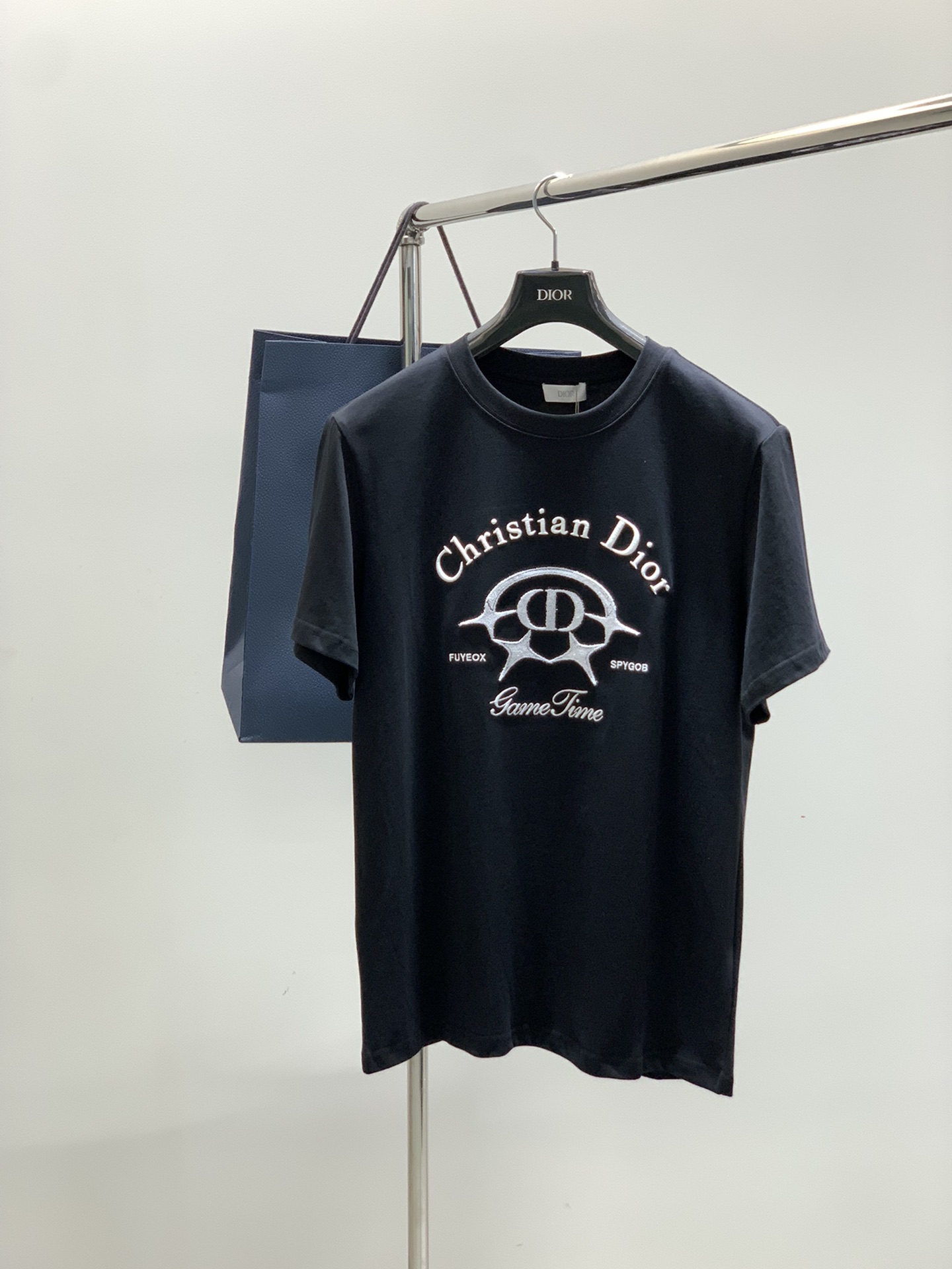 NO:505286,,Dior Dior, 2025 summer new product, available at the same time for counters, simple and fashionable casual round neck short-sleeved T-shirt, original imported fabric, comfortable and breathable, top-grade embroidery craft letter pattern logo, extremely high-end, unique design, fashionable and handsome on the upper body!  2 colors recommended, code number S-2XL, dior, dior, T-shirt, tees, t-shirt, alexander wang19860909,Dior 迪奥, 2025夏季新品,专柜同步有售,简约时尚休闲圆领短袖T恤,原版进口面料,舒适透气,顶级刺绣工艺字母图案logo,档次极高,独特设计,上身时尚帅气！2色推荐,码数S-2XL,,dior,dior,T-shirt,tees，t-shirt,alexander wang,Men's clothing