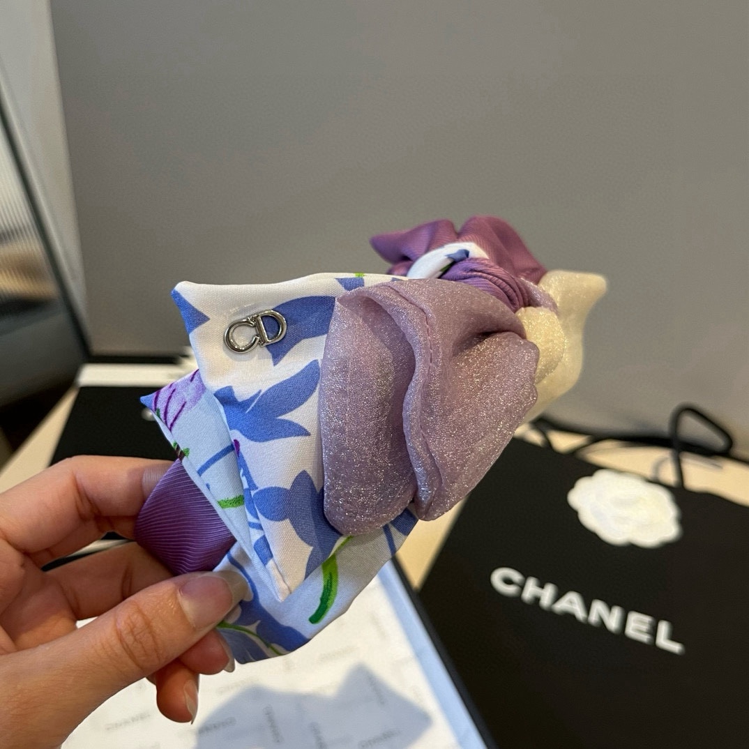 🆕

Dior迪奥新款蝴蝶结碎花发箍