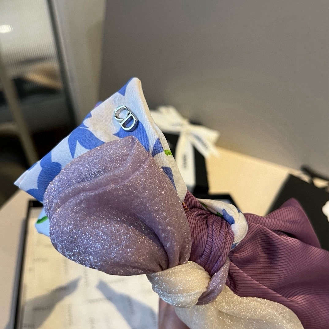🆕

Dior迪奥新款蝴蝶结碎花发箍