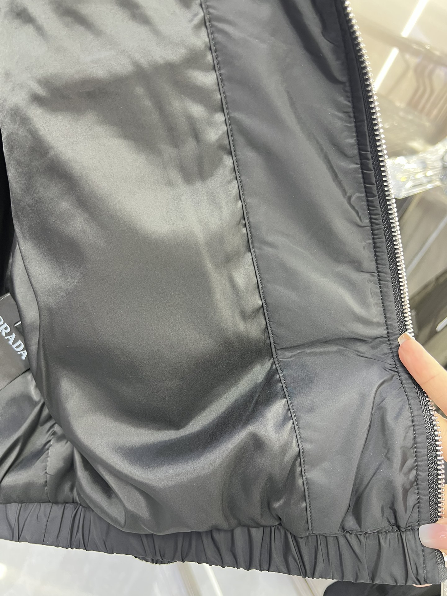 כותנת מבוקרת לגברים של Prada לסתו מסוגננת ונוחות 10 i1754989890 1673 8