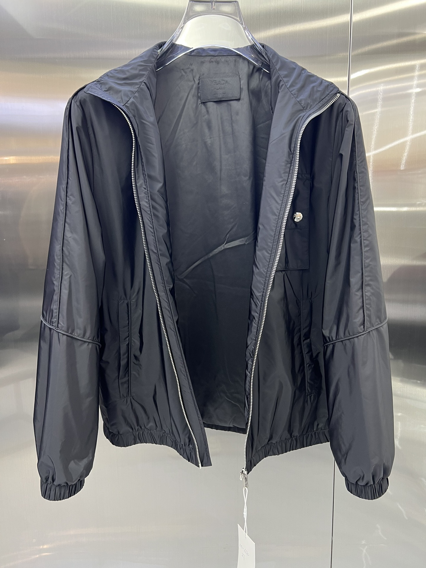 כותנת מבוקרת לגברים של Prada לסתו מסוגננת ונוחות 8 i1754989890 26 6