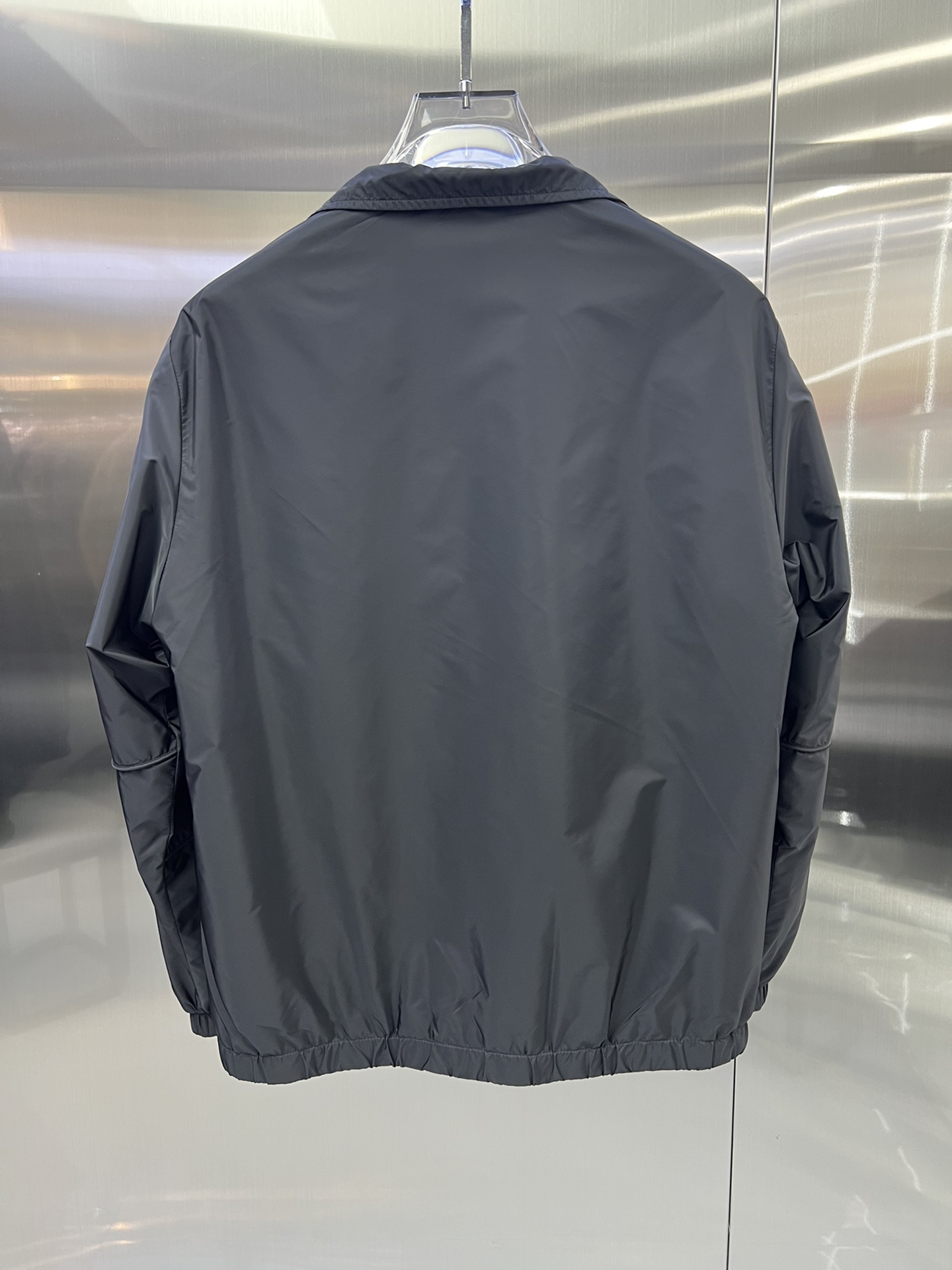 כותנת מבוקרת לגברים של Prada לסתו מסוגננת ונוחות 9 i1754989890 4219 7