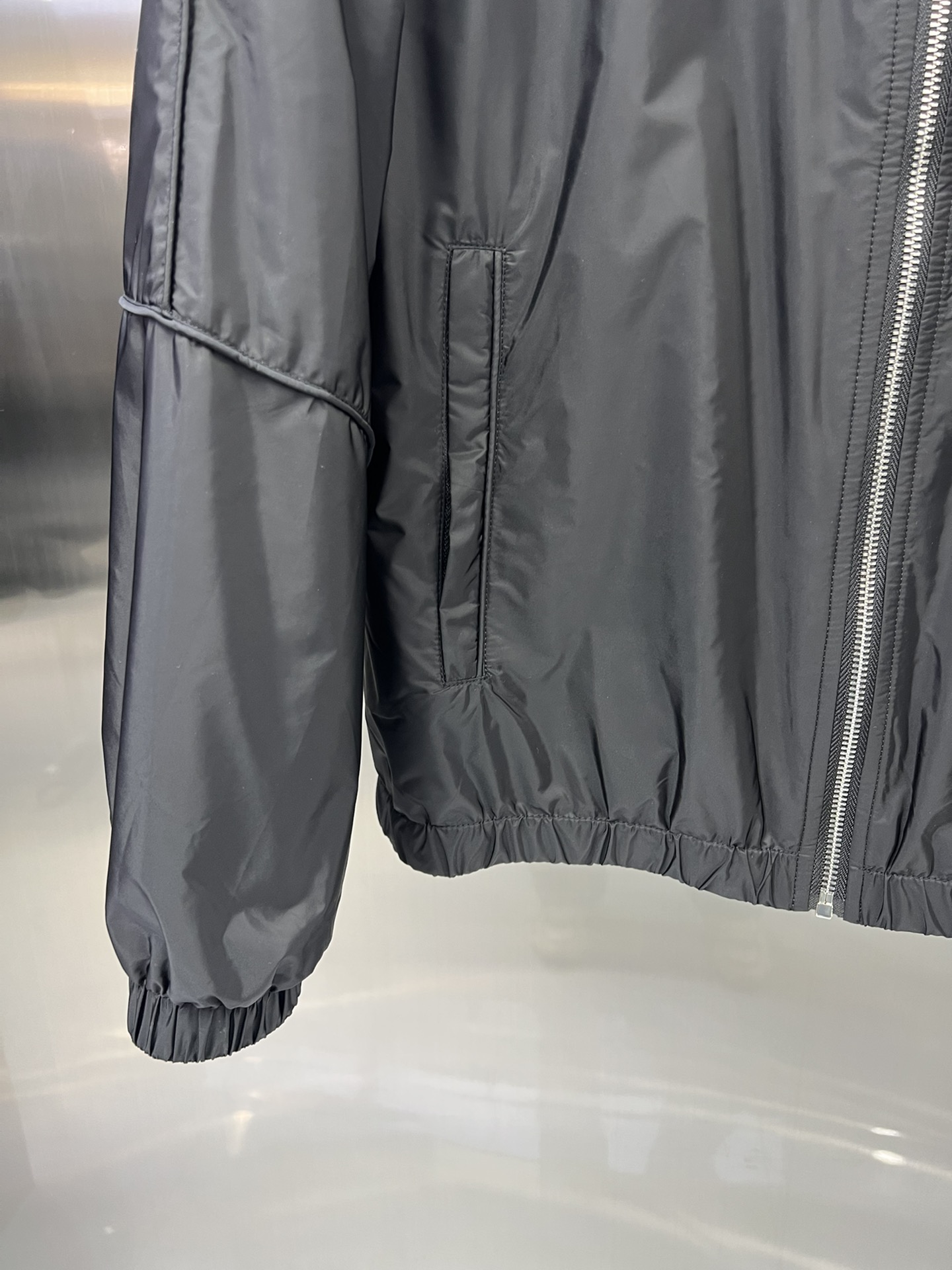 כותנת מבוקרת לגברים של Prada לסתו מסוגננת ונוחות 6 i1754989890 7552 4