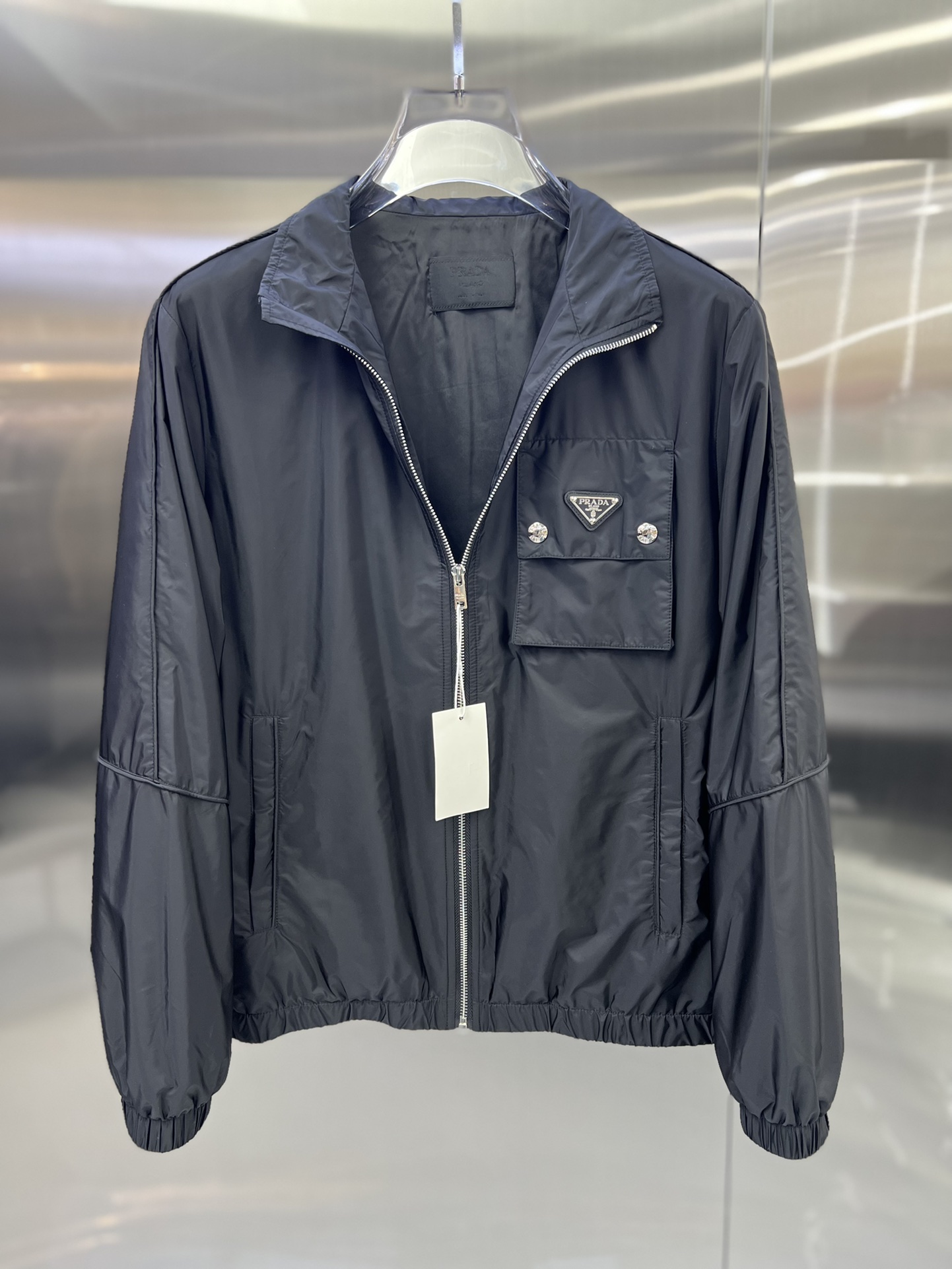 כותנת מבוקרת לגברים של Prada לסתו מסוגננת ונוחות 3 i1754989890 7666 1