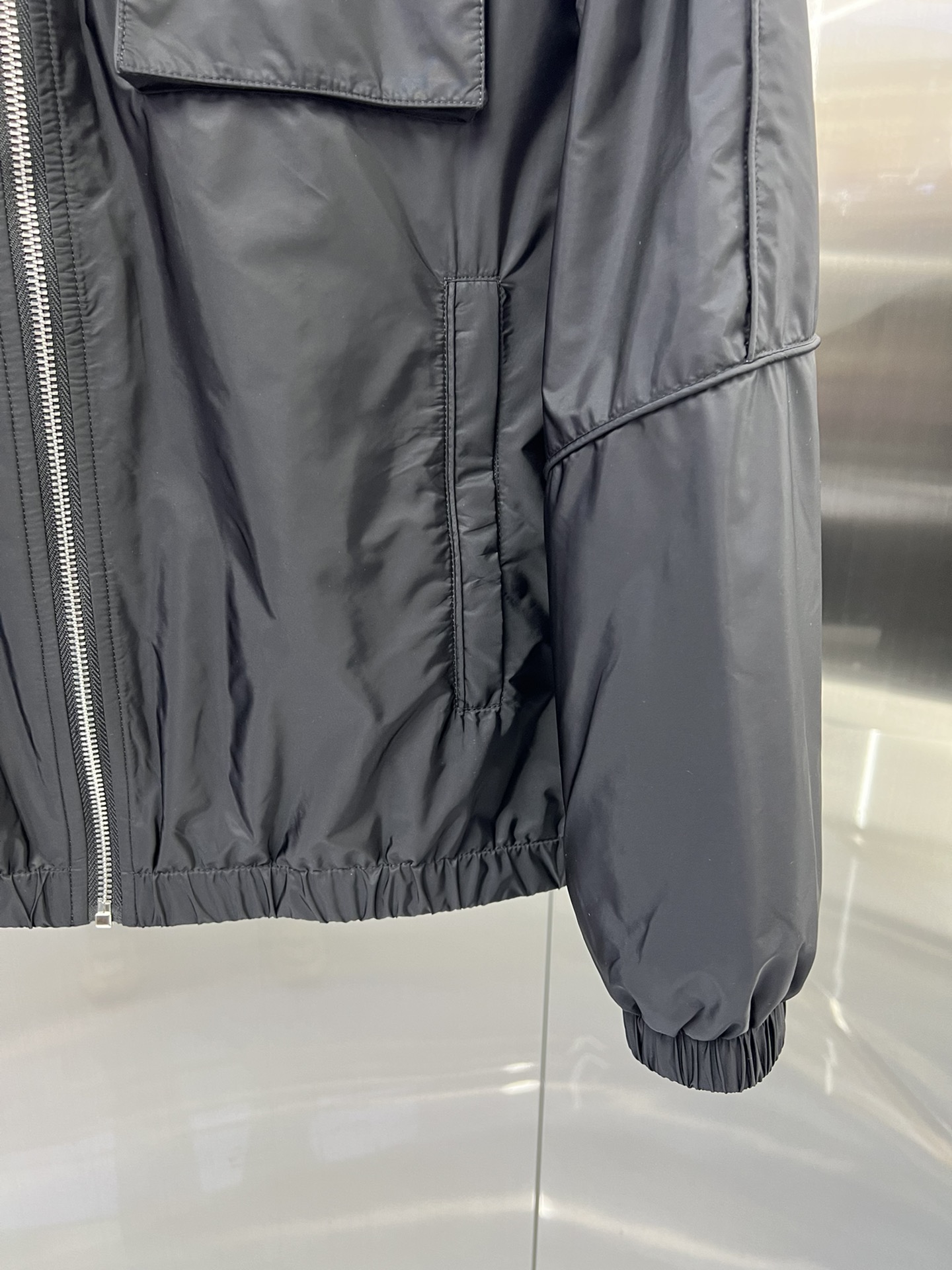 כותנת מבוקרת לגברים של Prada לסתו מסוגננת ונוחות 7 i1754989890 9510 5