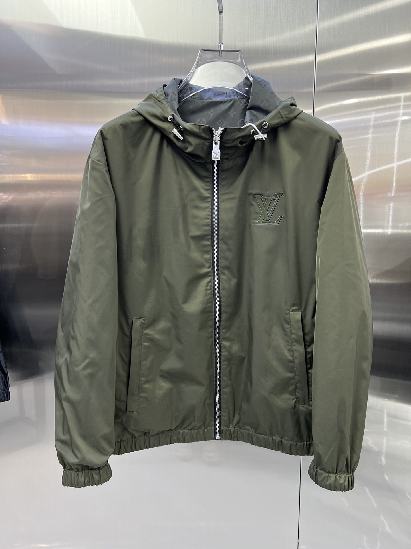 Veste Réversible Louis Vuitton Vert Olive avec Capuche et Logo Discret