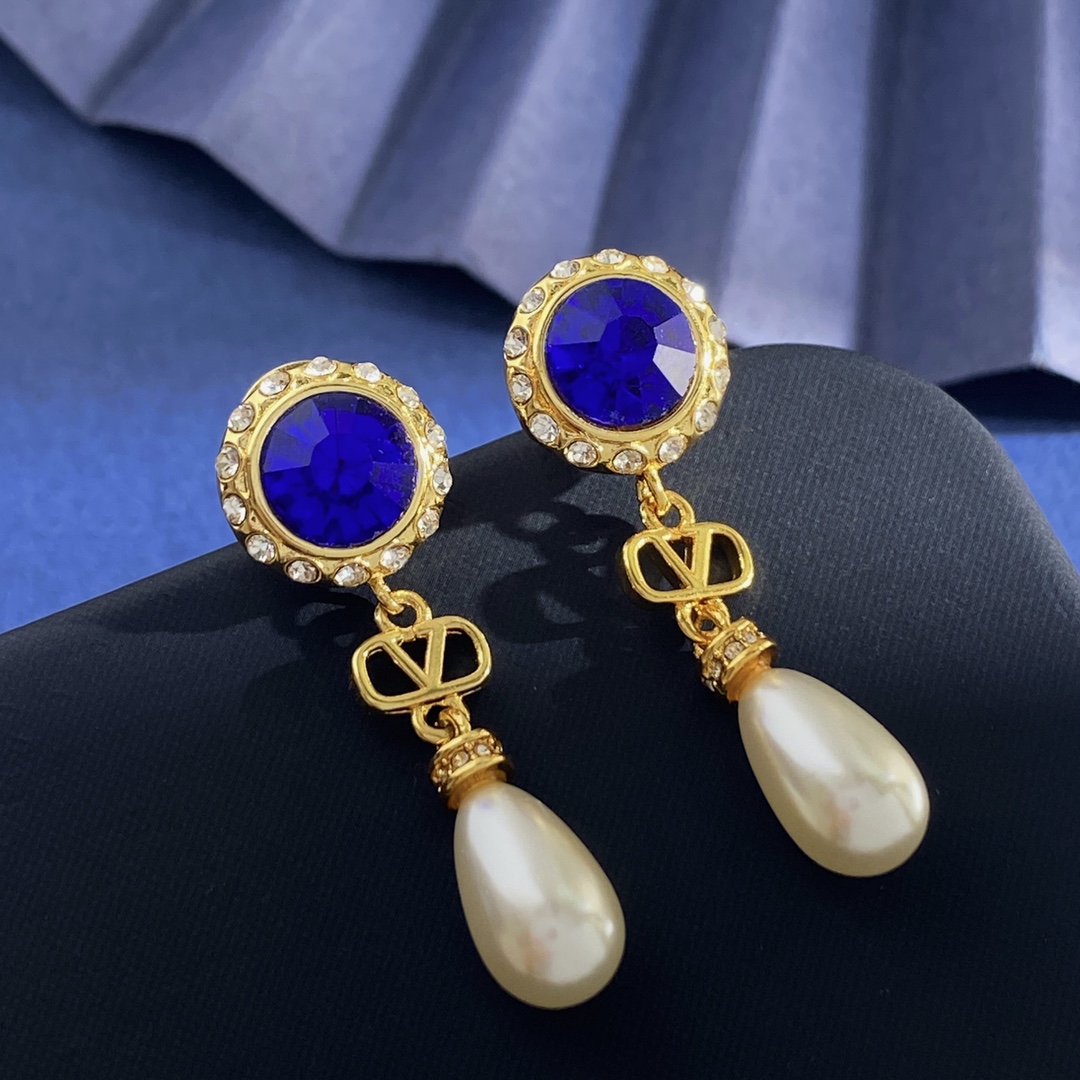 Luxurious Valentino Bouquet Earrings with Pearls and Metals – Fashion Jewelry Description - 图片 4
