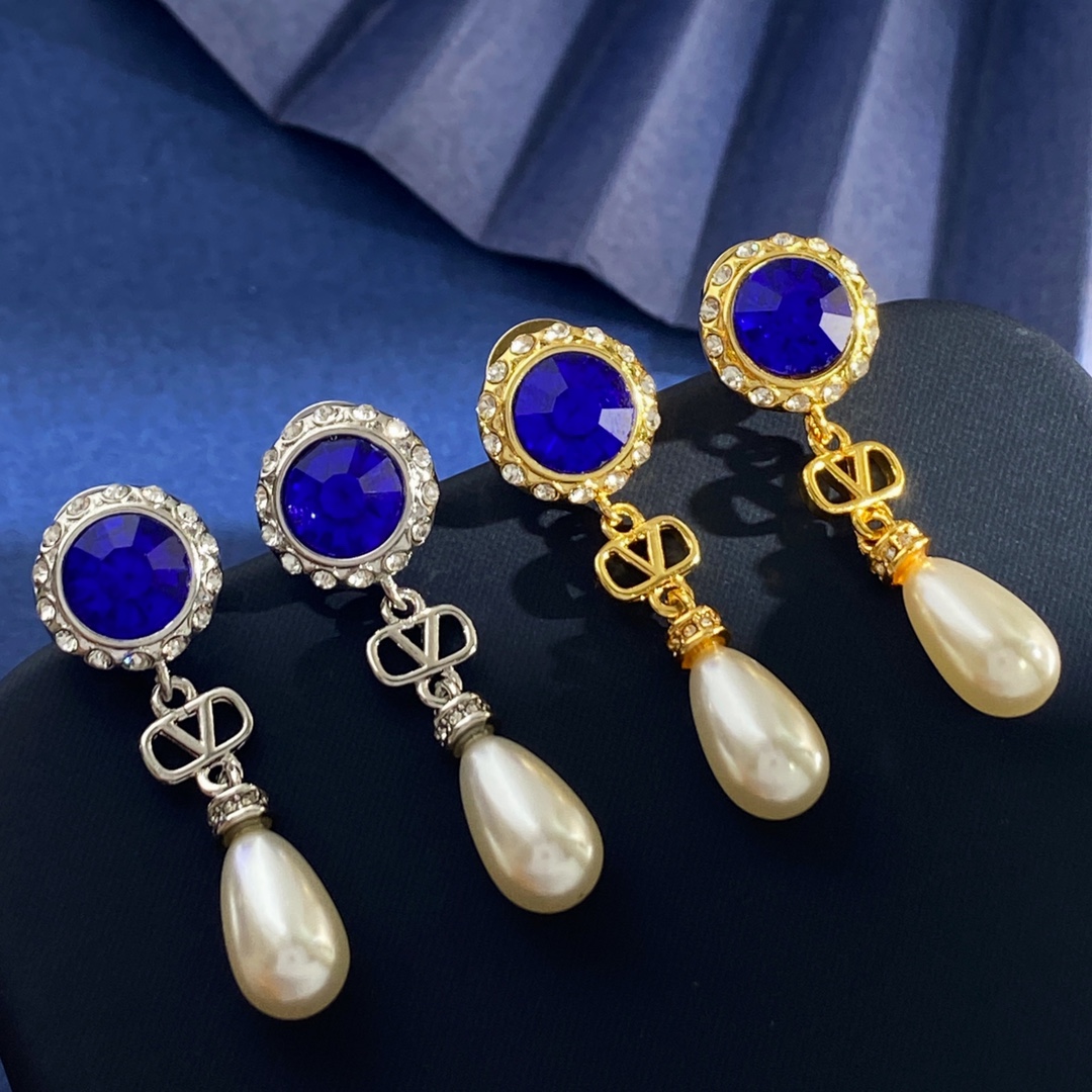 Luxurious Valentino Bouquet Earrings with Pearls and Metals – Fashion Jewelry Description