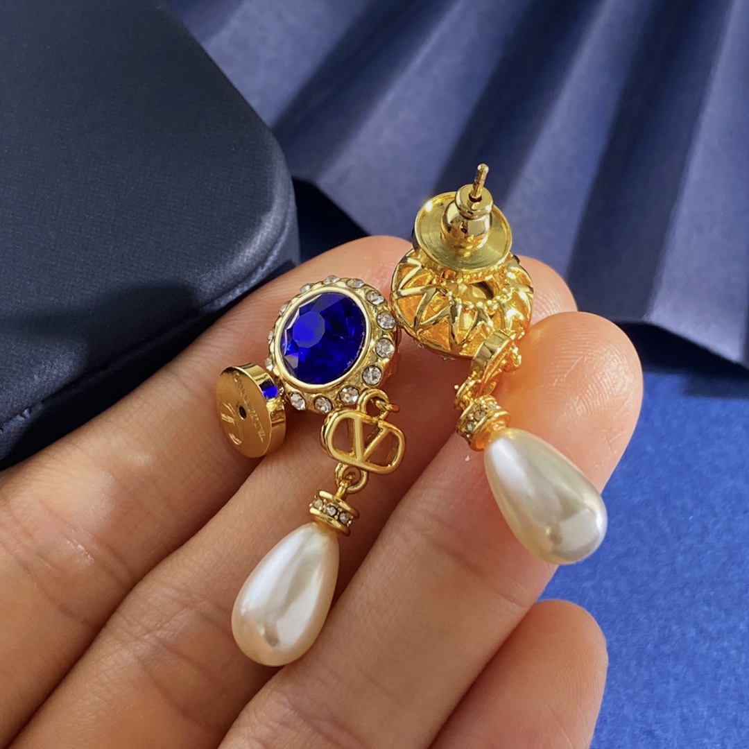Luxurious Valentino Bouquet Earrings with Pearls and Metals – Fashion Jewelry Description - 图片 6