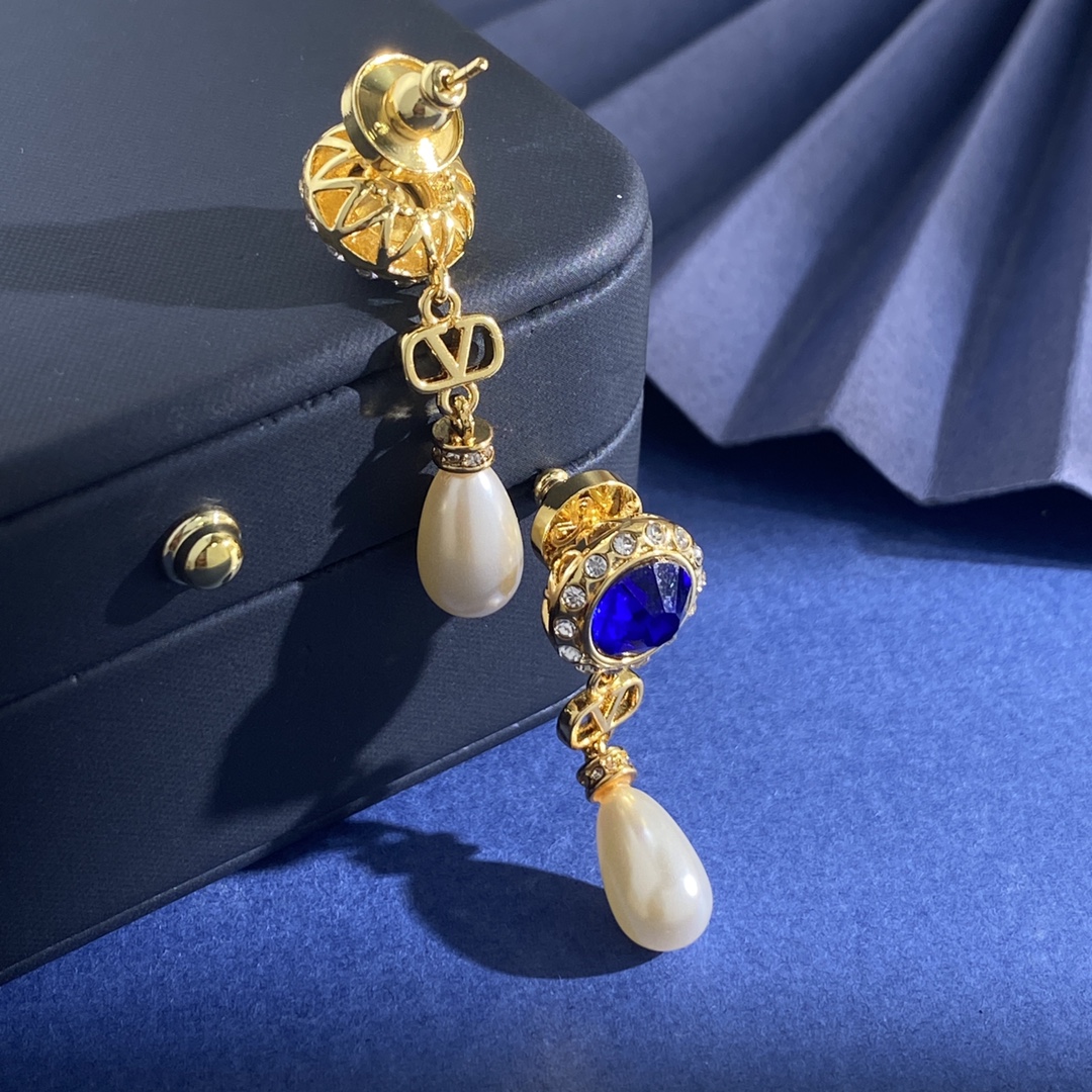 Luxurious Valentino Bouquet Earrings with Pearls and Metals – Fashion Jewelry Description - 图片 9