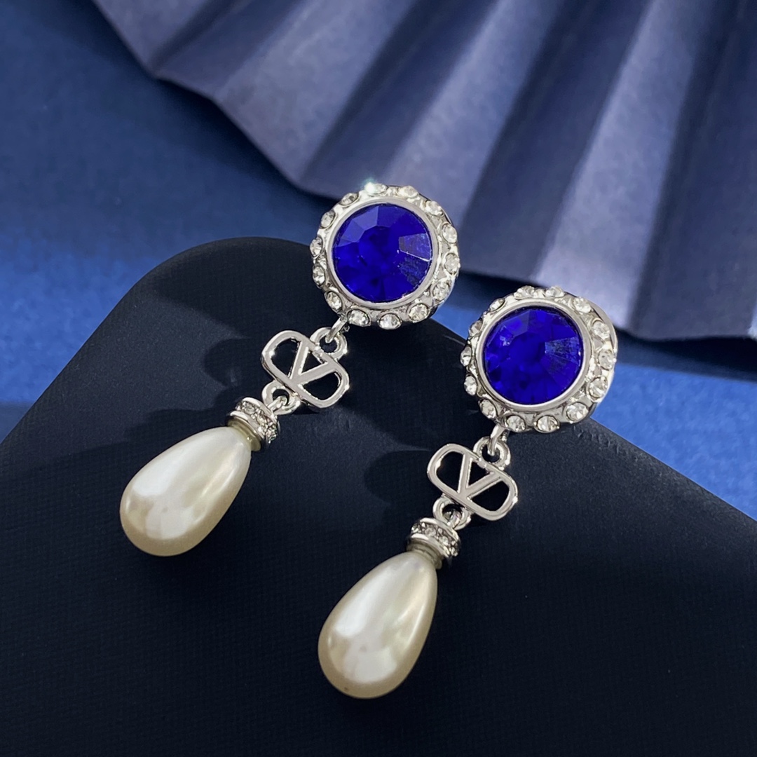 Luxurious Valentino Bouquet Earrings with Pearls and Metals – Fashion Jewelry Description - 图片 7