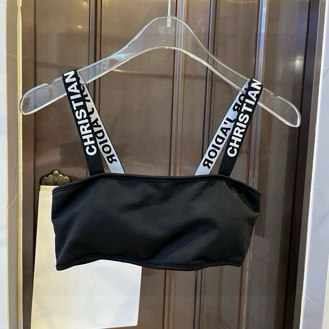🆕
Dior迪奥分体套装泳衣👙 上身超级棒！同步各大专柜发售，自然而然呈现时尚感！十分减龄，具有年轻活力