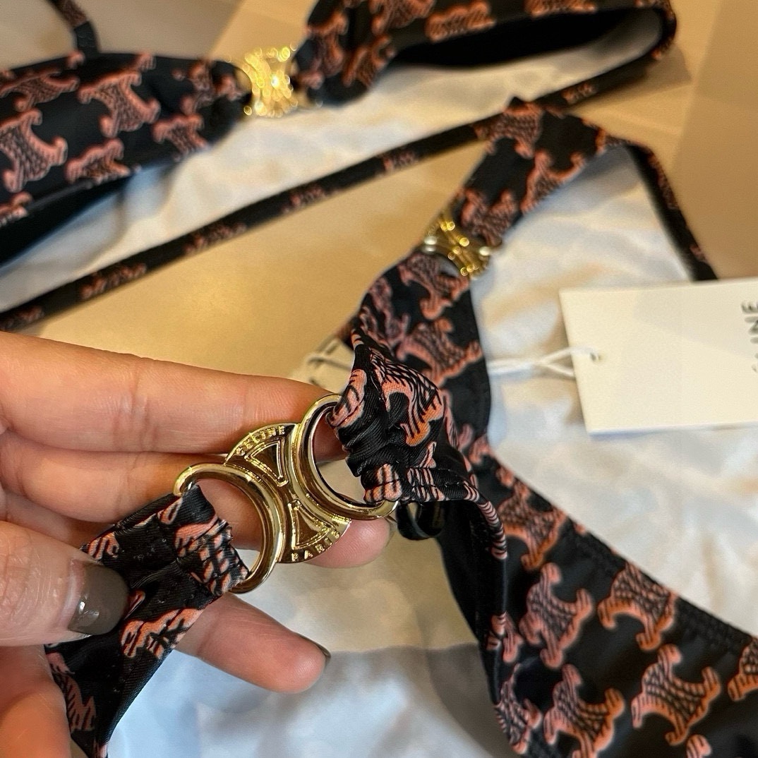 。
Celine赛琳新款比基尼👙 泳衣  😍🥰适合多种场景的游泳衣🏊‍♀️海边 游泳池 温泉 水上乐园 
