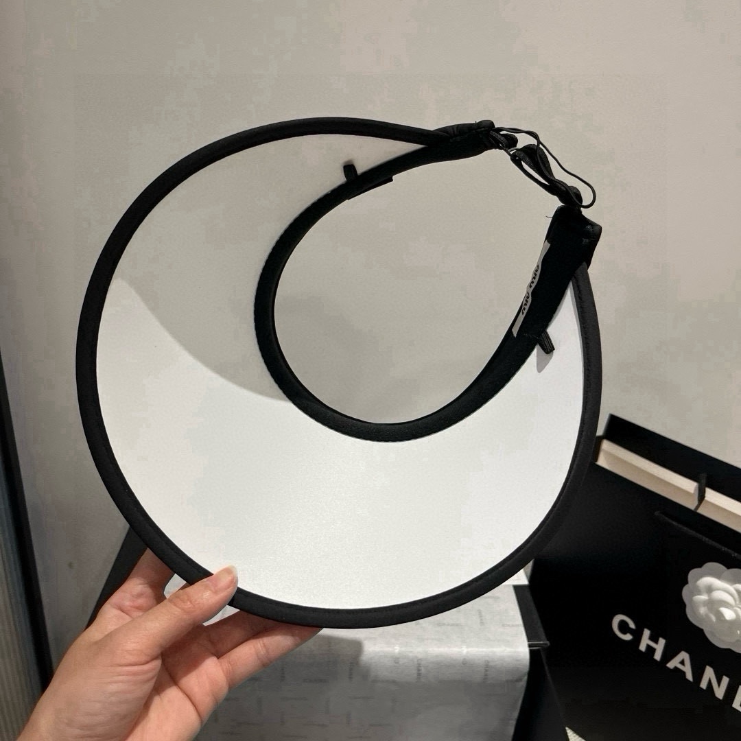 🆕

miumiu缪缪新款波点空顶遮阳帽，遮阳发箍