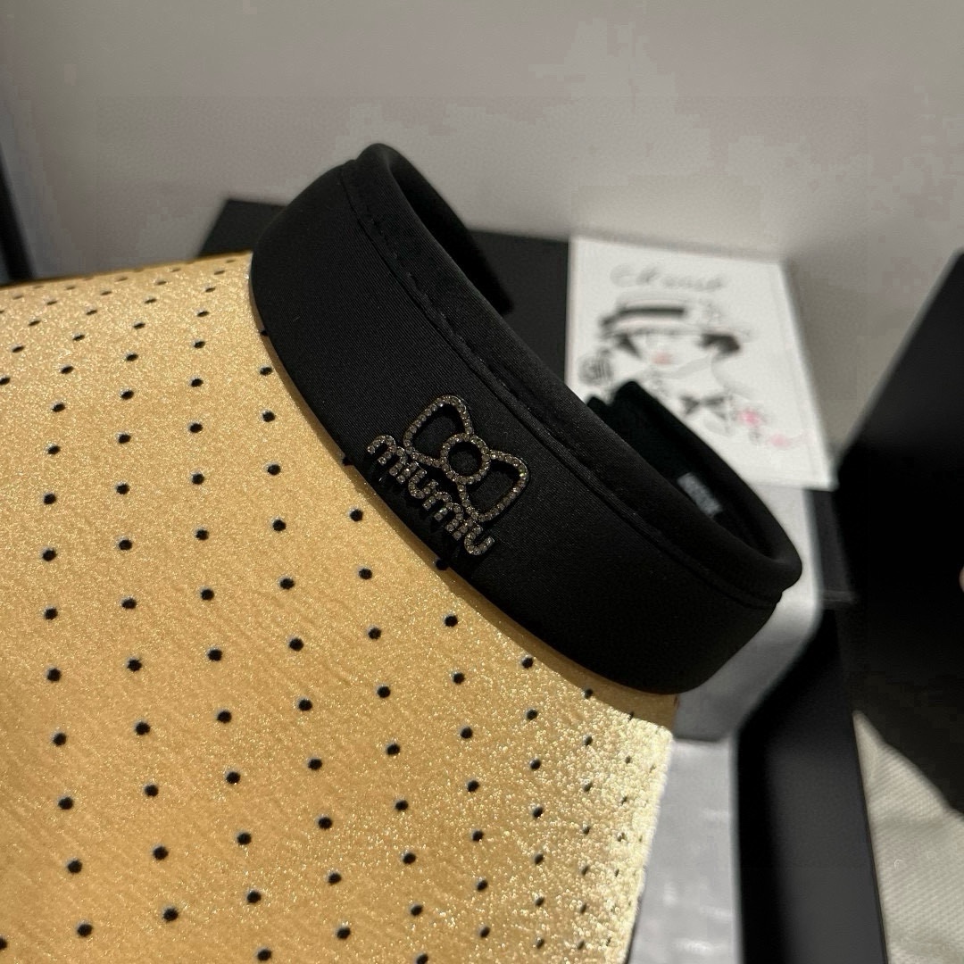 🆕

miumiu缪缪新款波点空顶遮阳帽，遮阳发箍