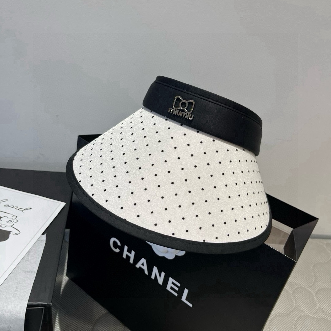 🆕

miumiu缪缪新款波点空顶遮阳帽，遮阳发箍