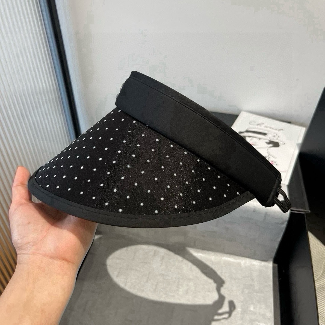 🆕

miumiu缪缪新款波点空顶遮阳帽，遮阳发箍