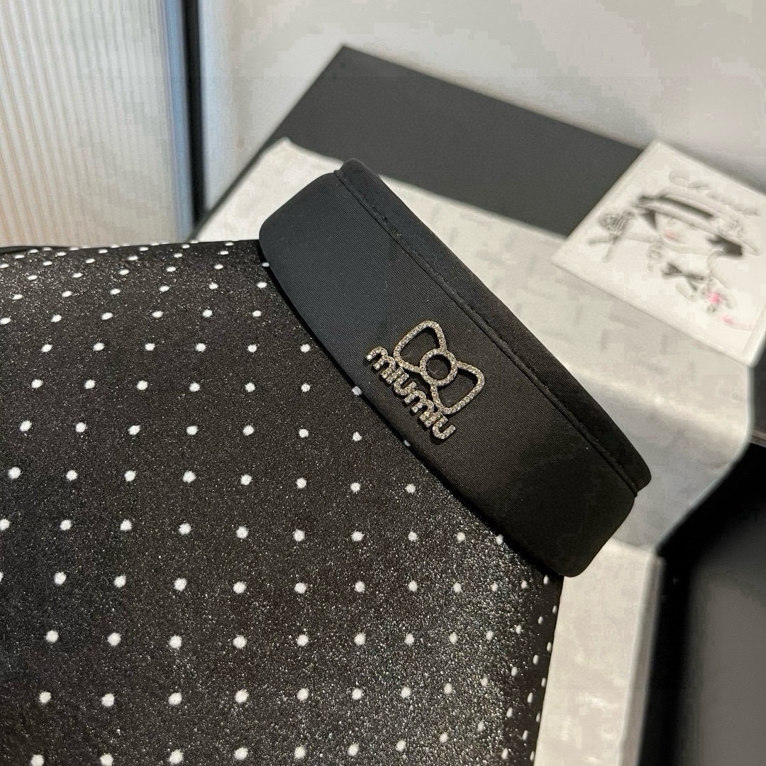 🆕

miumiu缪缪新款波点空顶遮阳帽，遮阳发箍