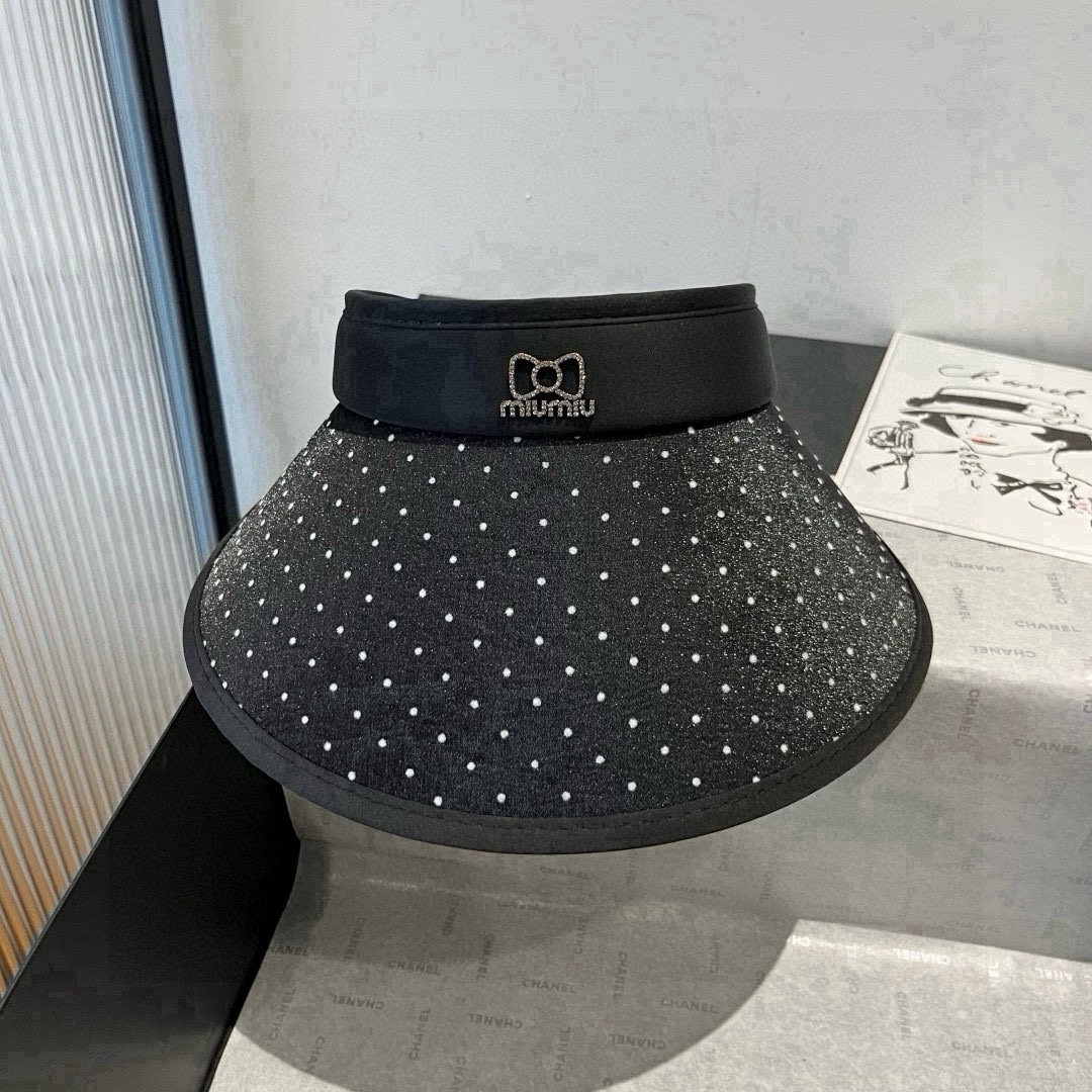 🆕

miumiu缪缪新款波点空顶遮阳帽，遮阳发箍