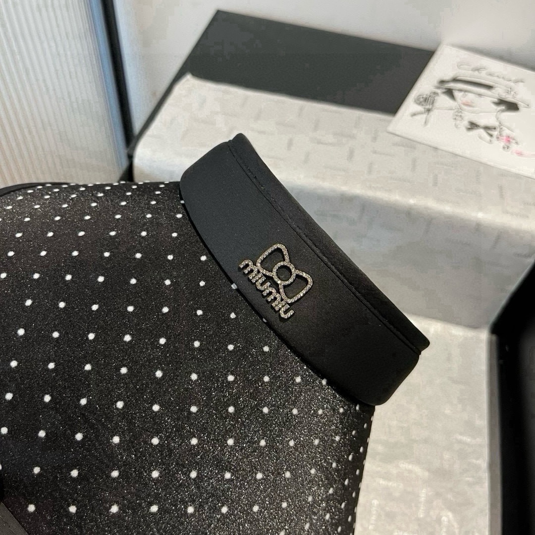 🆕

miumiu缪缪新款波点空顶遮阳帽，遮阳发箍