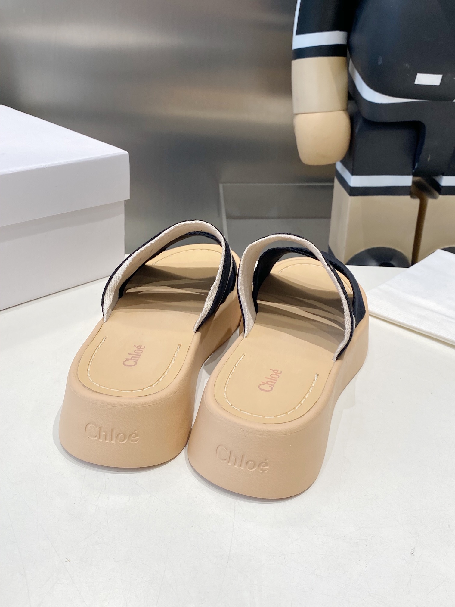 “Comfortable and Fashionable Chloe Slippers: Perfect for Leisure Time and Stylish Outfits” - 图片 8