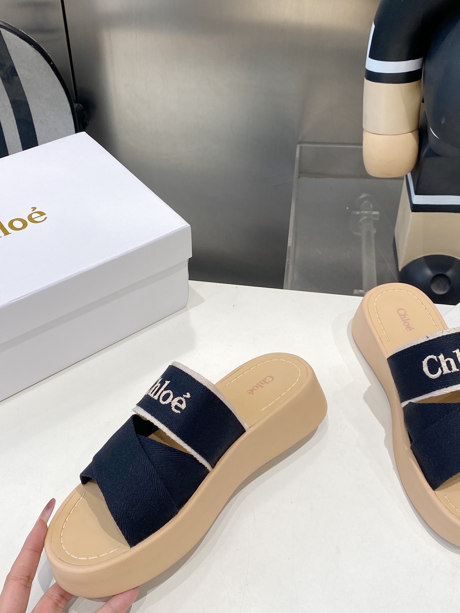 “Comfortable and Fashionable Chloe Slippers: Perfect for Leisure Time and Stylish Outfits” - 图片 4