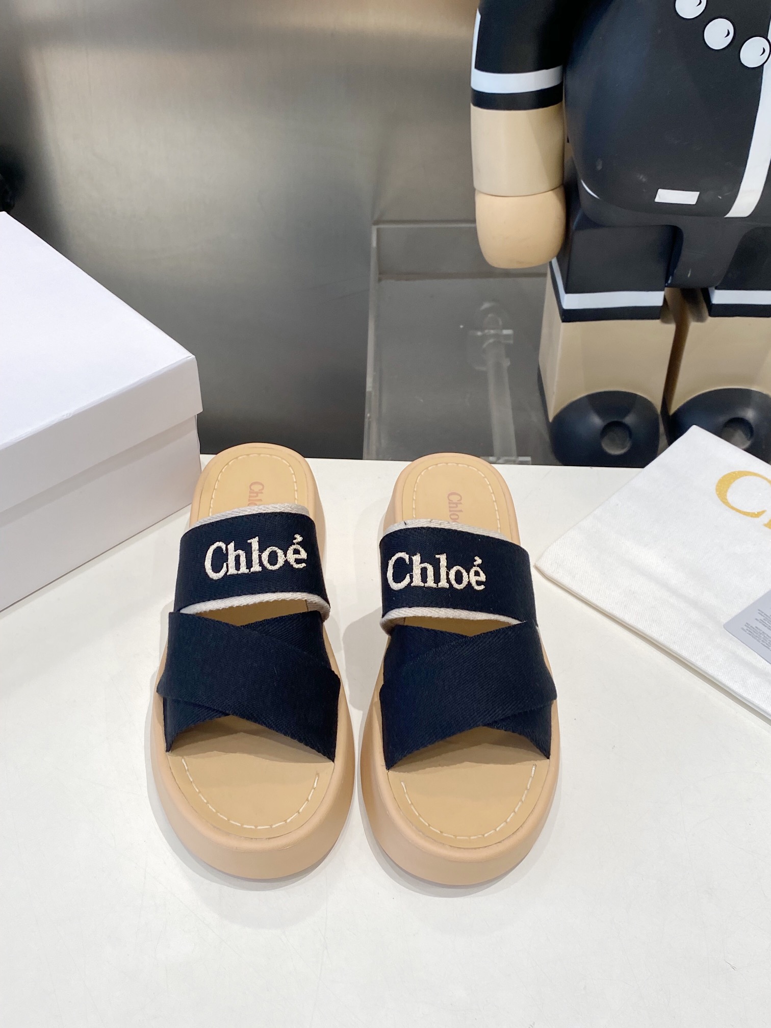 “Comfortable and Fashionable Chloe Slippers: Perfect for Leisure Time and Stylish Outfits” - 图片 2