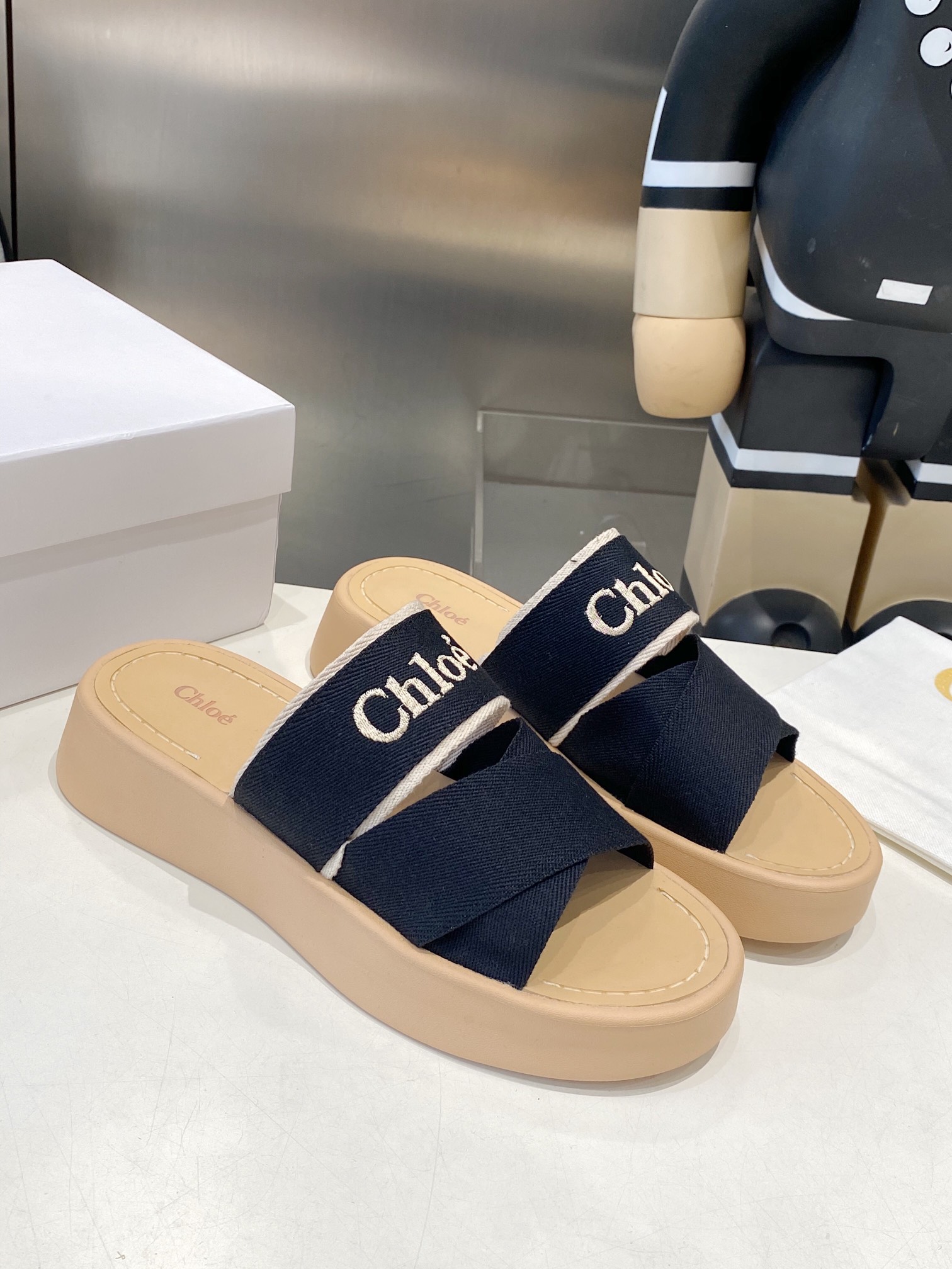 “Comfortable and Fashionable Chloe Slippers: Perfect for Leisure Time and Stylish Outfits”