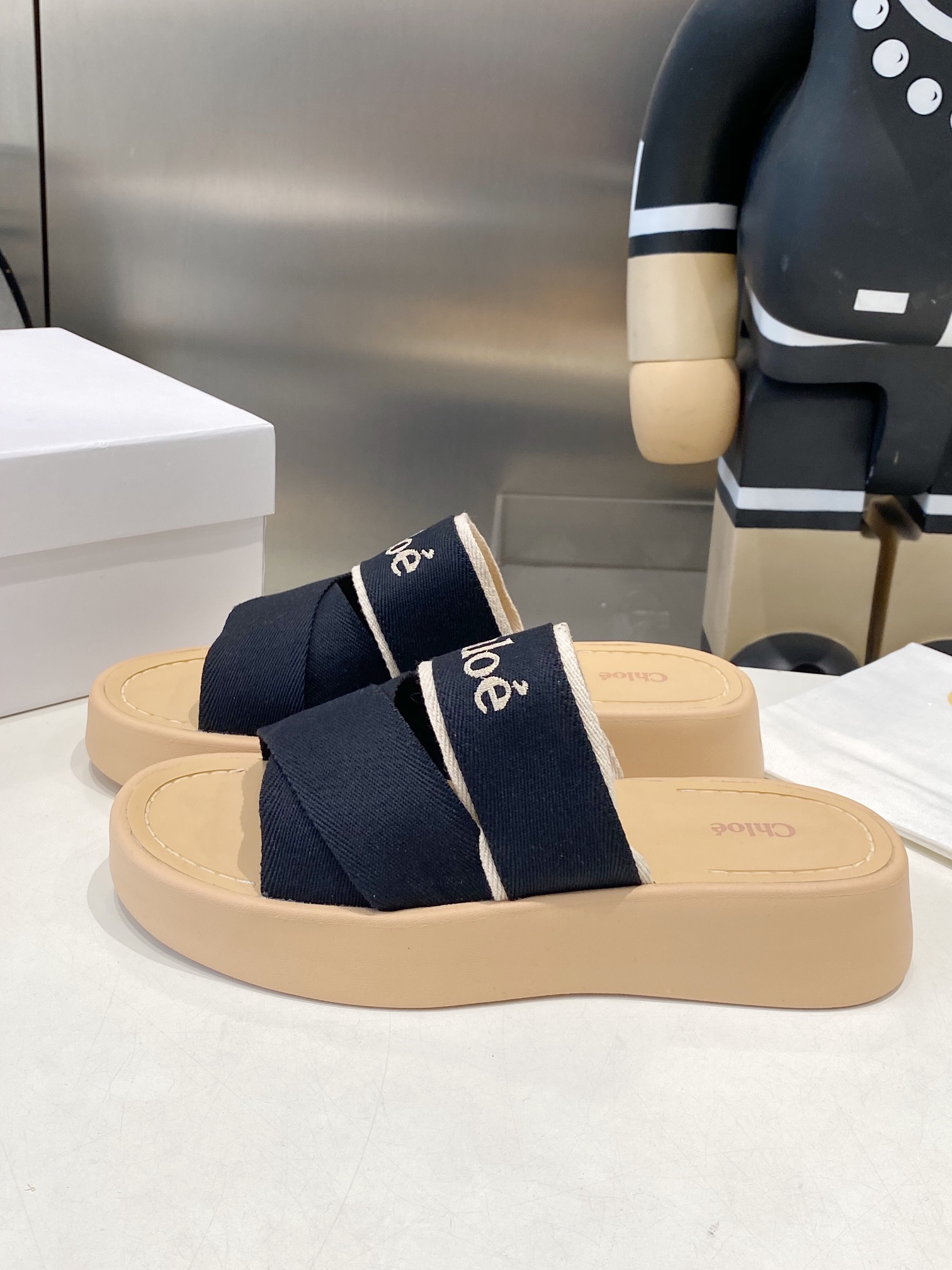 “Comfortable and Fashionable Chloe Slippers: Perfect for Leisure Time and Stylish Outfits” - 图片 3