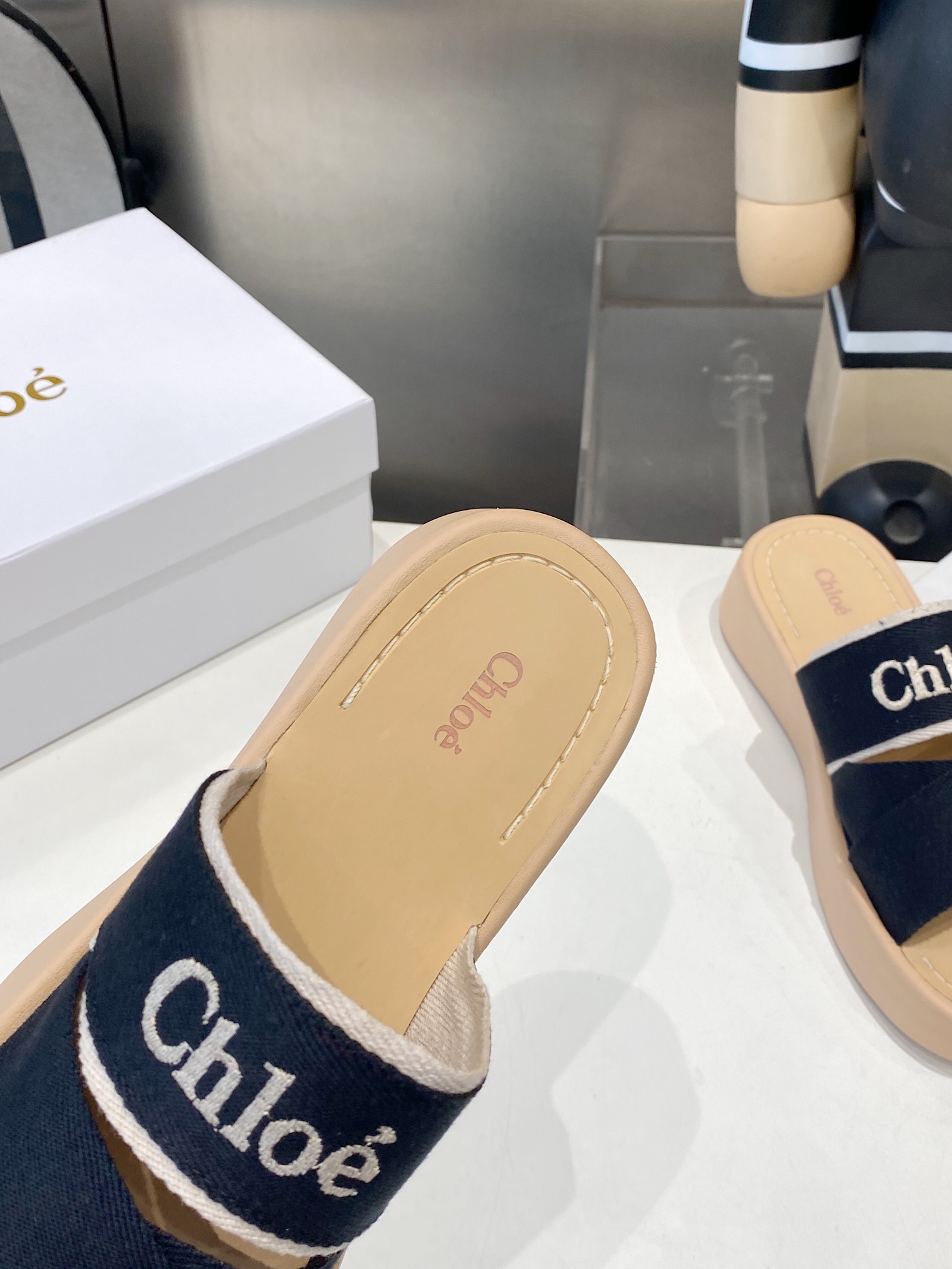 “Comfortable and Fashionable Chloe Slippers: Perfect for Leisure Time and Stylish Outfits” - 图片 6