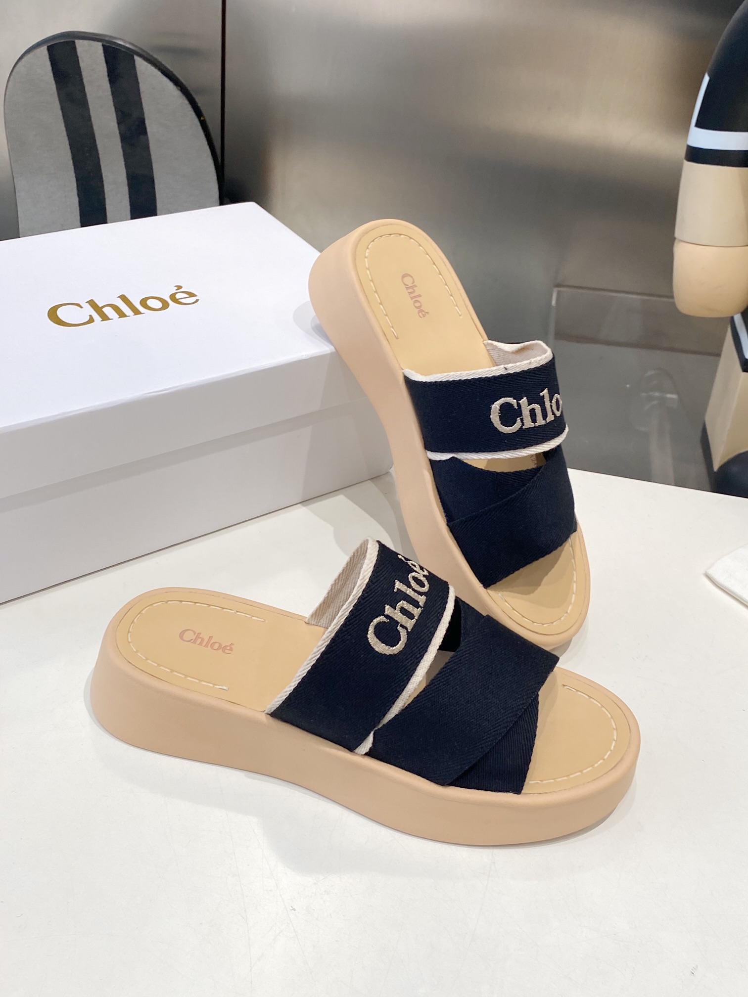 “Comfortable and Fashionable Chloe Slippers: Perfect for Leisure Time and Stylish Outfits” - 图片 7