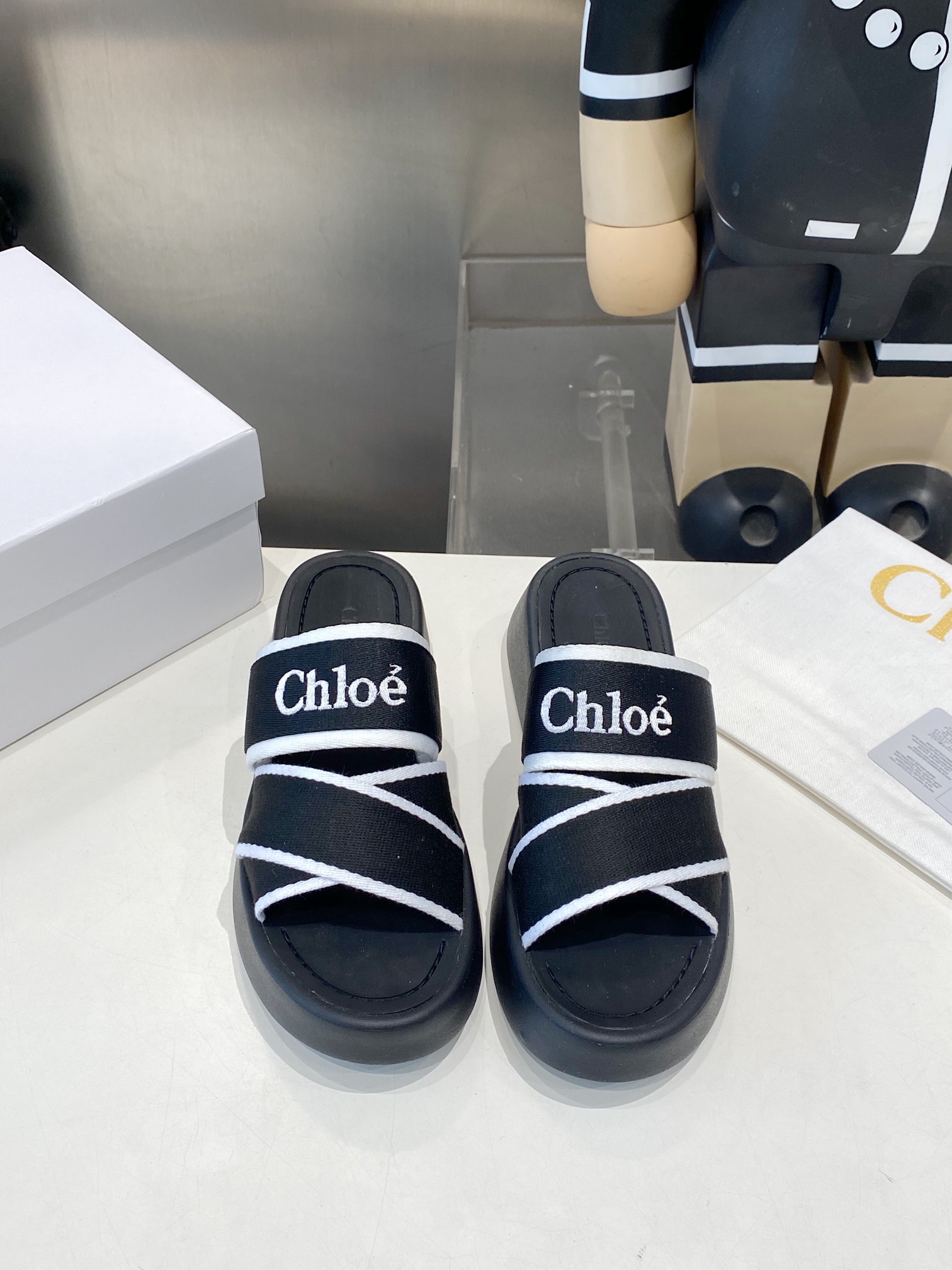 “Chloe Comfortable Fashion Slippers: High-Density Needle Embroidery, Leisure Wear, Sizes 35-40” - 图片 2