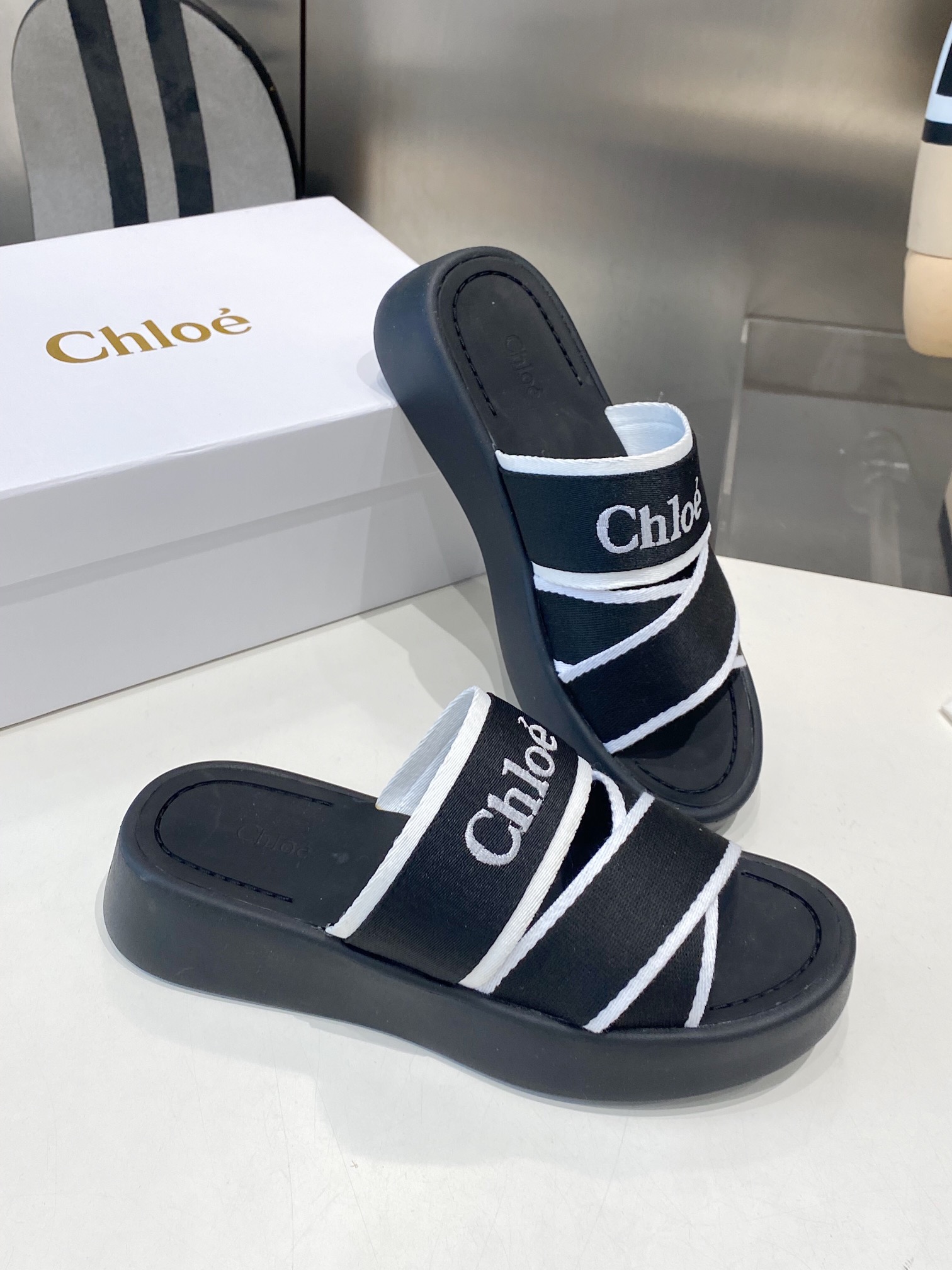 “Chloe Comfortable Fashion Slippers: High-Density Needle Embroidery, Leisure Wear, Sizes 35-40” - 图片 7