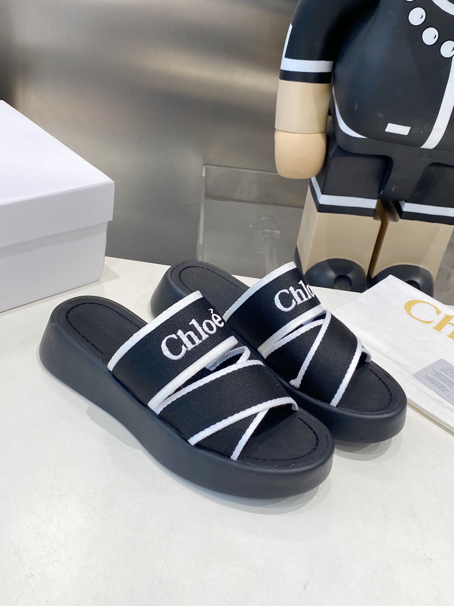 “Chloe Comfortable Fashion Slippers: High-Density Needle Embroidery, Leisure Wear, Sizes 35-40”