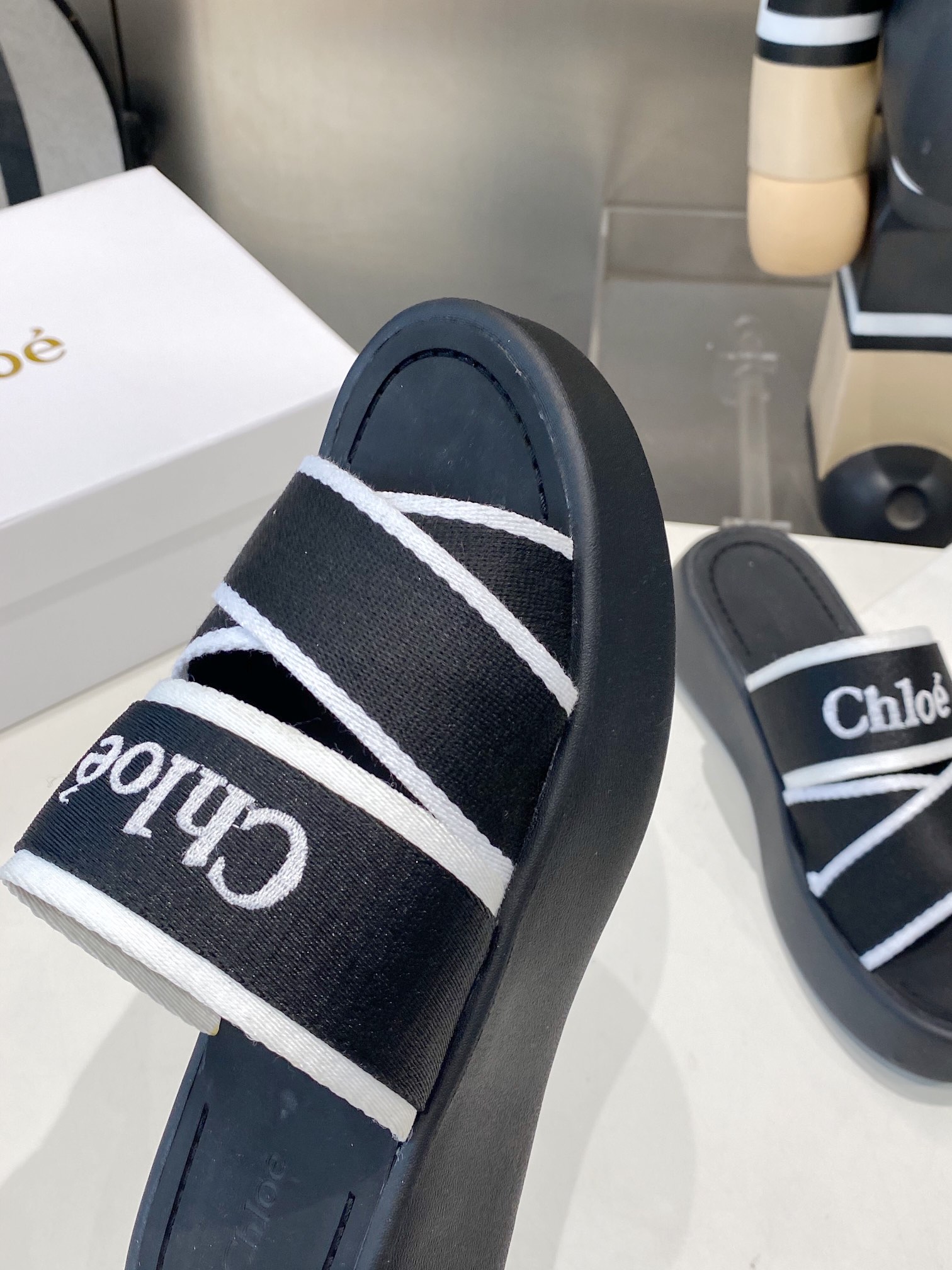 “Chloe Comfortable Fashion Slippers: High-Density Needle Embroidery, Leisure Wear, Sizes 35-40” - 图片 5