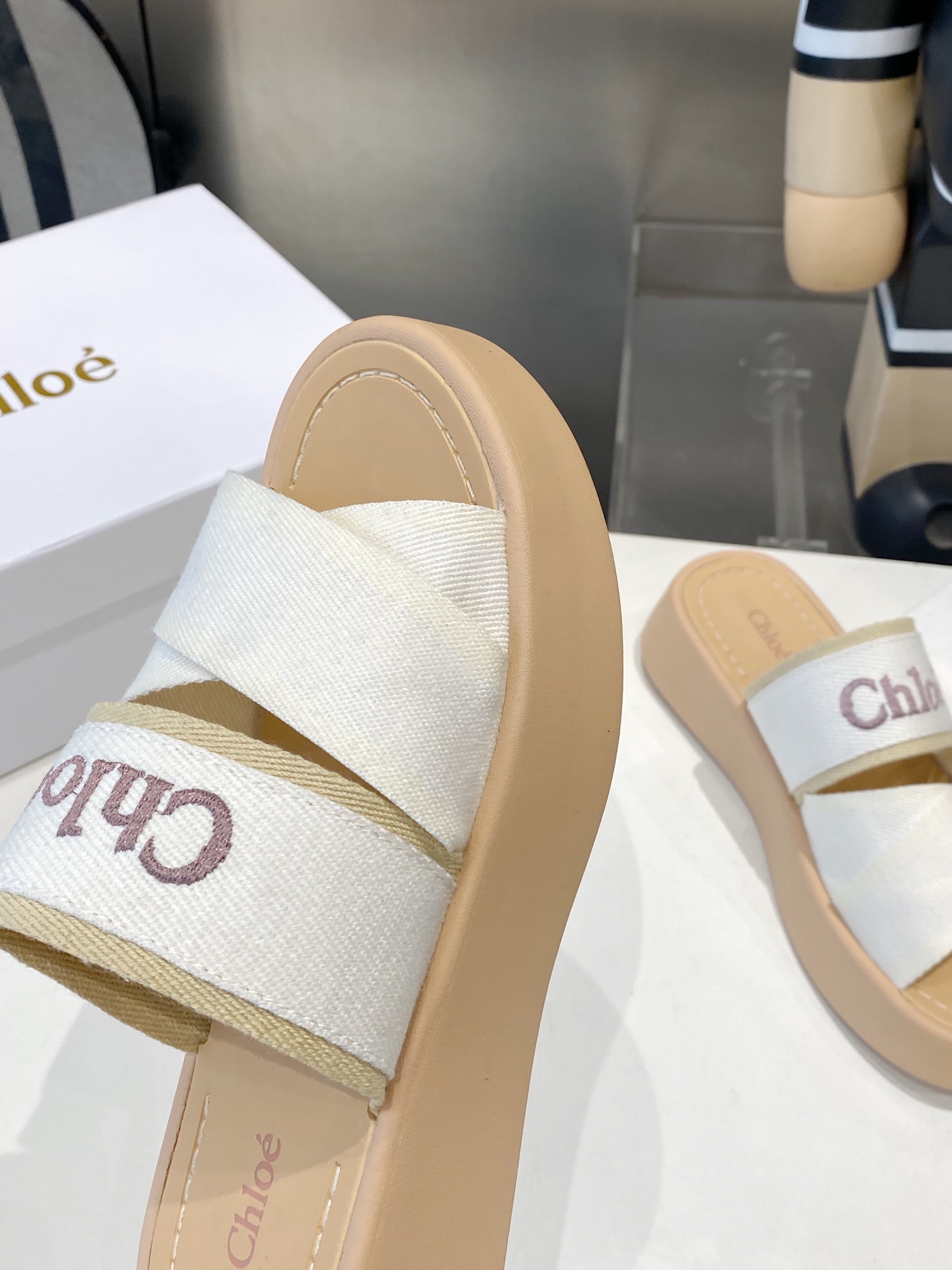 “552 Chloe Slippers: Comfortable Fashion for Leisure Time, High-Density Embroidery, Original Packaging” - 图片 5