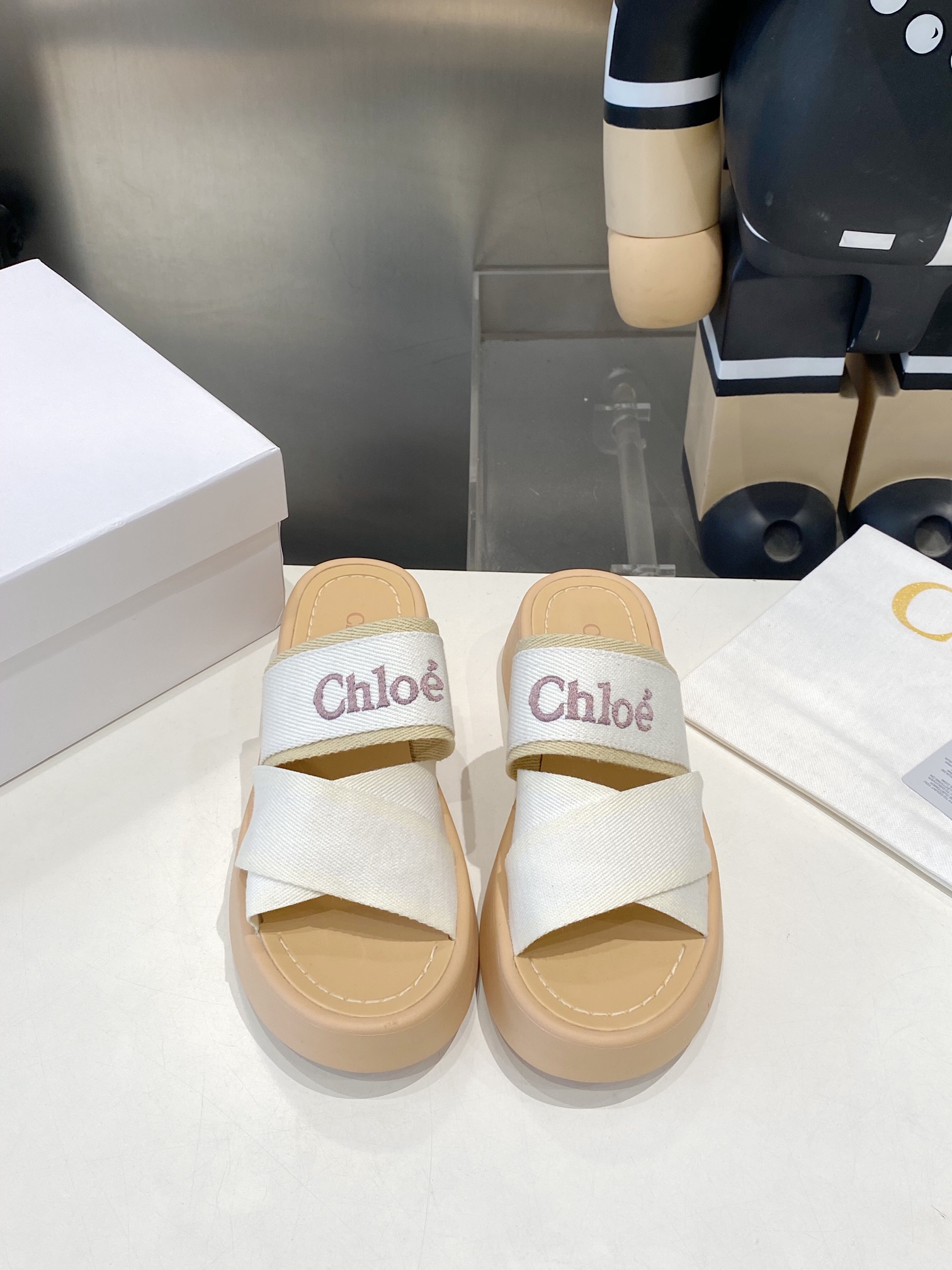 “552 Chloe Slippers: Comfortable Fashion for Leisure Time, High-Density Embroidery, Original Packaging” - 图片 2