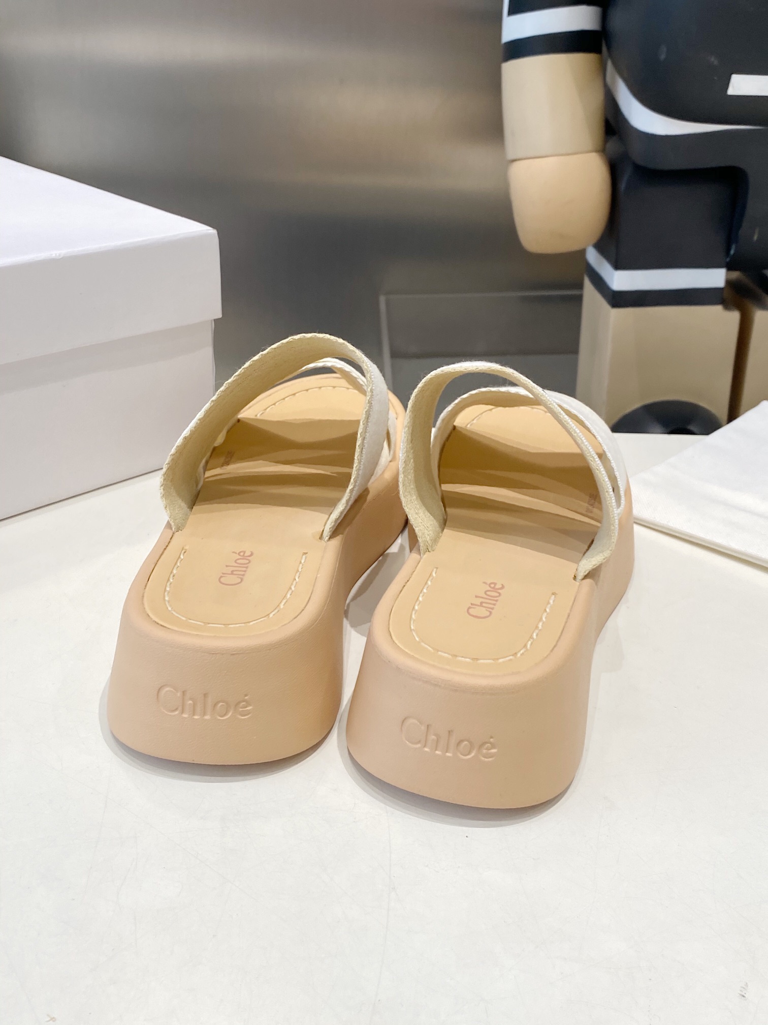 “552 Chloe Slippers: Comfortable Fashion for Leisure Time, High-Density Embroidery, Original Packaging” - 图片 8
