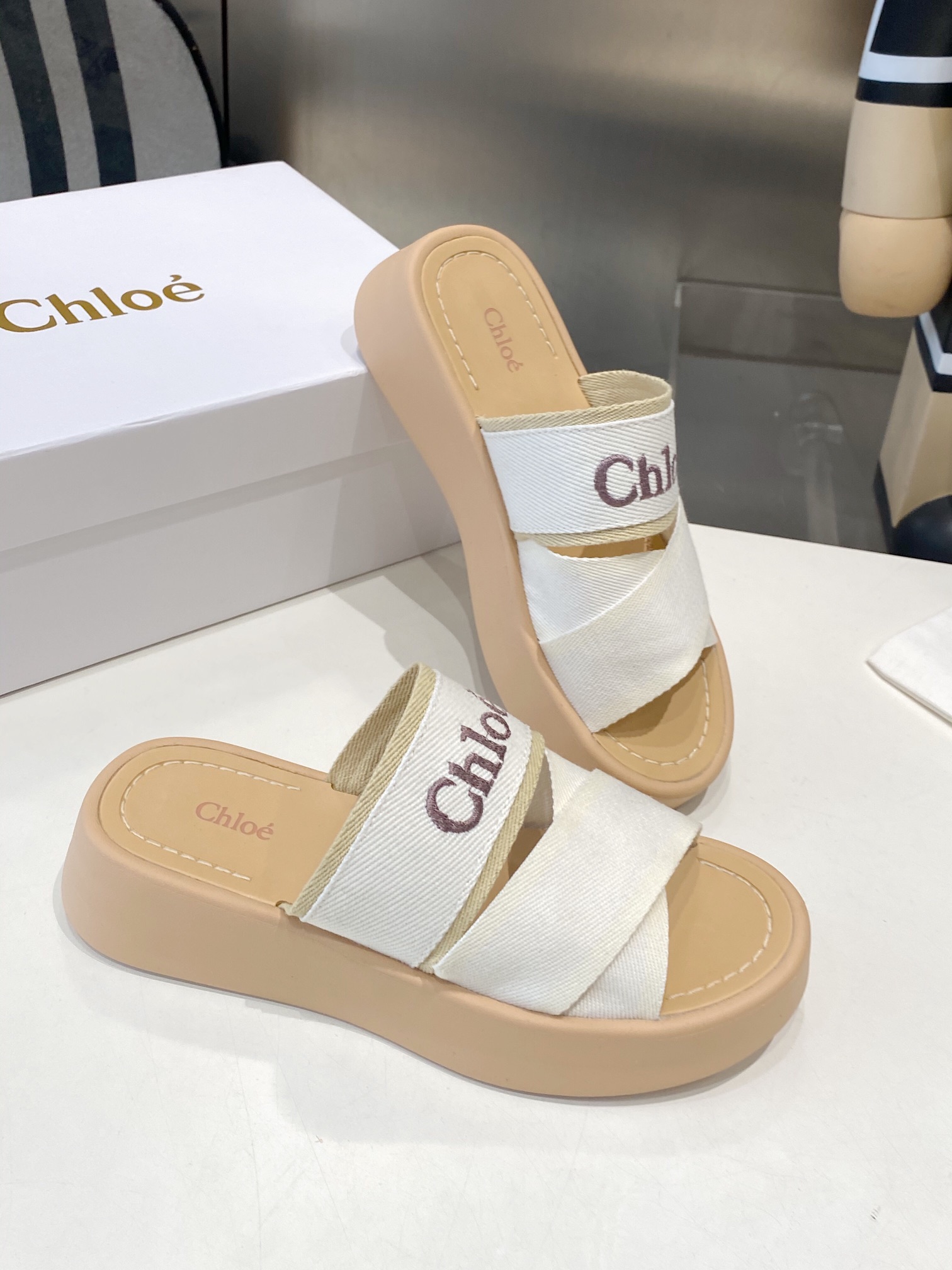 “552 Chloe Slippers: Comfortable Fashion for Leisure Time, High-Density Embroidery, Original Packaging” - 图片 7