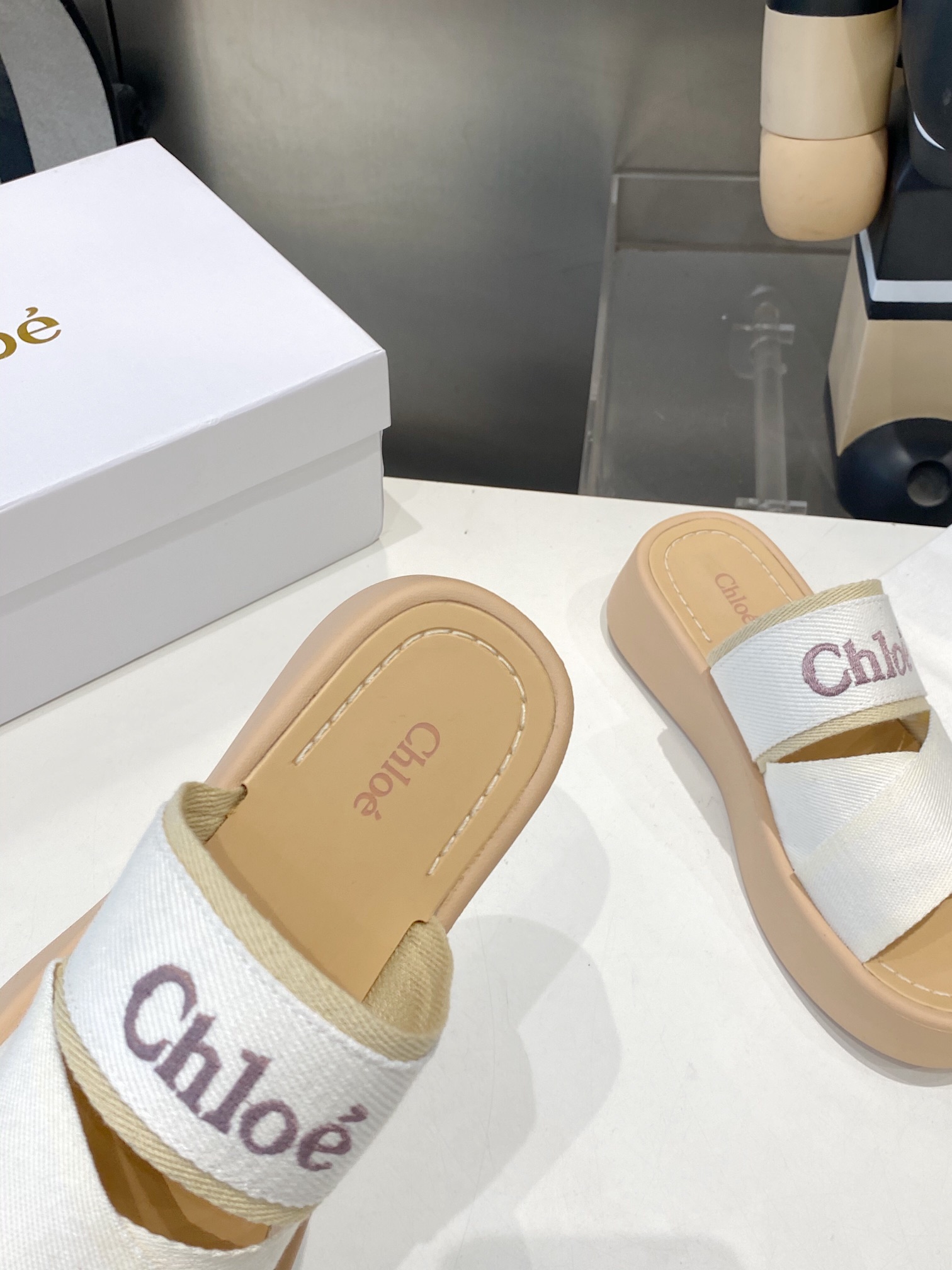 “552 Chloe Slippers: Comfortable Fashion for Leisure Time, High-Density Embroidery, Original Packaging” - 图片 6