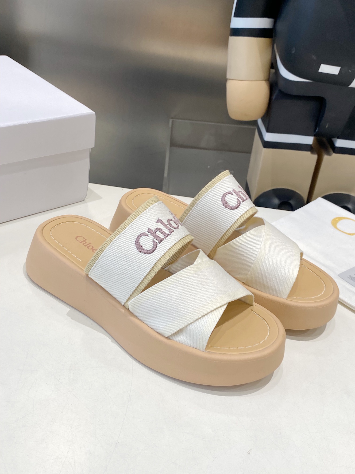 “552 Chloe Slippers: Comfortable Fashion for Leisure Time, High-Density Embroidery, Original Packaging” - 图片 1