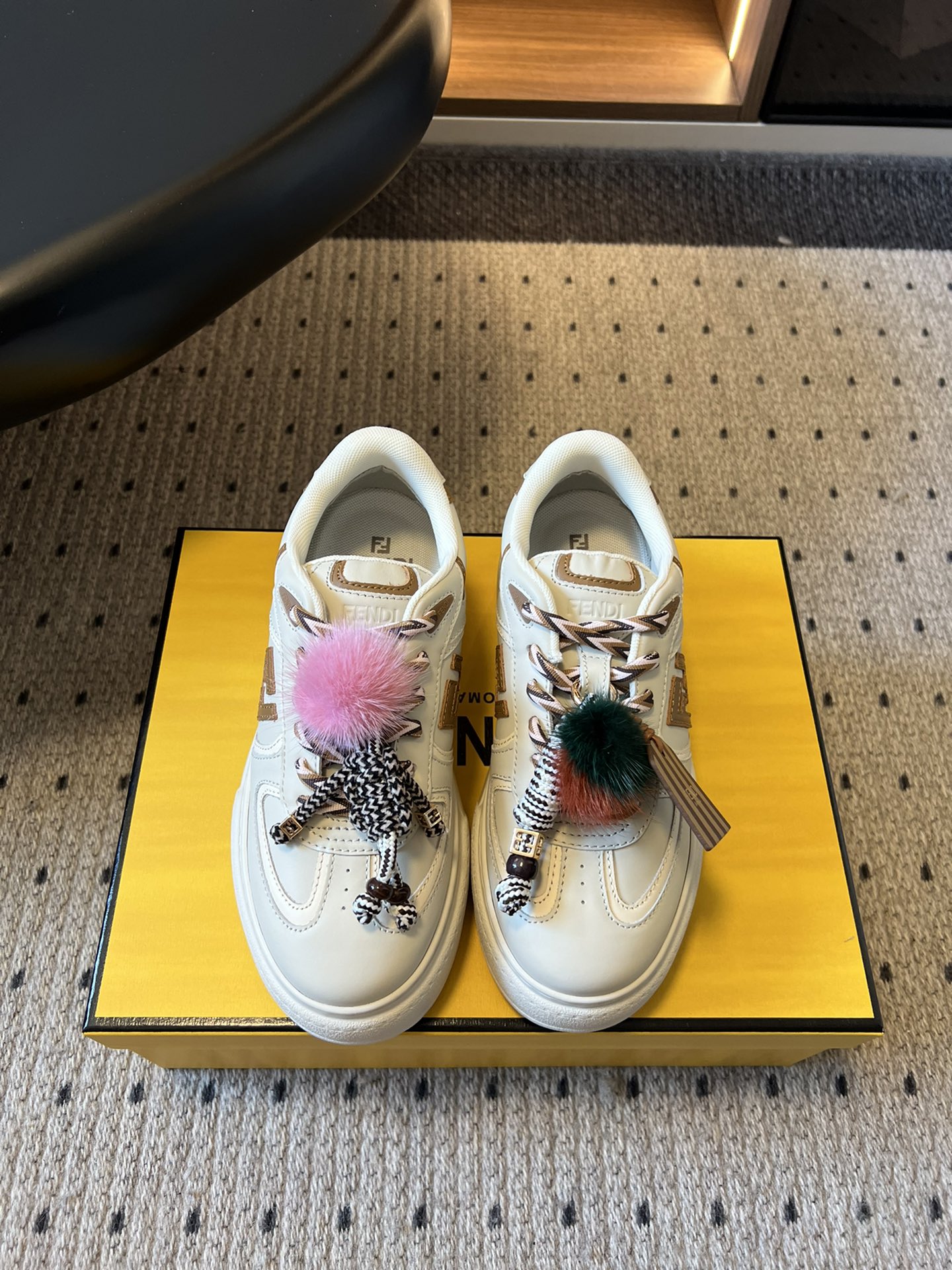 NO:462244,Fend* Fendi 25ss thick-soled match series casual sneakers original purchase and development Made of goods The first sneakers created by designer Kim Jones fendi match is similar to LV donkey brand Trainer basketball sneakers. The shoe shape is similar. FF retro design is added. The upper is suede and leather splicing combination. The side raised double F logo is made of towel velvet inside. The foot is super soft and light. Comfortable with a sweatshirt. Full of youthfulness. Fabric cowhide inner cowhide. The sole is original molded sole. The sole is 5CM thick. Size: #35-40 (40 custom made without return or exchange), casual shoes/sports, fendi, fendi, louis vuitton, louis  vuitton,sneakers,hoodie,sweatshirts,cowhide,chamois leather19860909Fend* 芬迪 25ss 厚底match系列 休闲运动鞋 原版购入开发 做货 设计师Kim Jones打造的首款运动鞋fendi match 和LV驴牌的Trainer篮球运动鞋 鞋型差不多 添加了FF复古的设计 鞋面采用麂皮和皮革拼接组合 侧面凸起的双F logo内里采用毛巾绒里 上脚超级柔软 轻便 舒适搭配卫衣 少年感满满 面料牛皮 内里牛皮 鞋底原版开模大底 底厚5CM Size:#35-40（40订做不退换）,休闲鞋/运动鞋,fendi,fendi,louis vuitton,louis vuitton,sneakers,hoodie,sweatshirts,cowhide,chamois leather,Women's Shoes