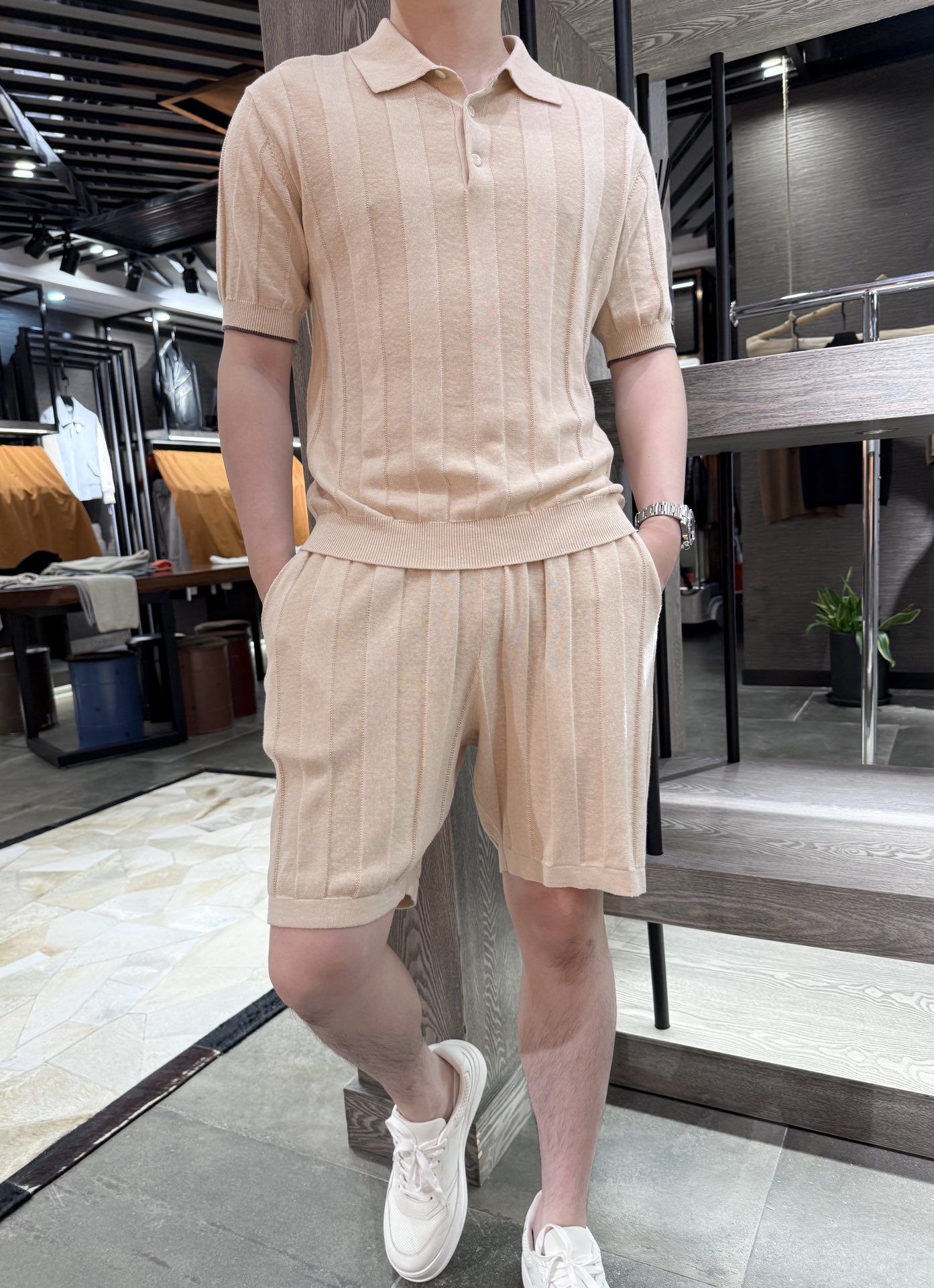 NO:505035,BC-Old Qian style classic and fashionable polo shirt set Polo collar top is simple and elegant, the pit striped texture has a slack feeling, the fabric is linen + cotton, breathable and comfortable, the cuffs are color-blocked, and you can control work and leisure, and you can easily grasp the high-end feeling, the number S-2XL (model 180/140 wears S, with Hong Kong Lane Crawford gift box packaging), alexander wang19860909BC-老钱风经典时尚马球衫套装 Polo领上衣简约又显气质,坑条纹理自带松弛感,面料是亚麻+棉,透气舒适,袖口拼色点缀,工作休闲都能驾驭,轻松拿捏高级感,码数S-2XL(模特180/140穿S,配香港连卡佛礼盒包装),,alexander wang,Men's clothing