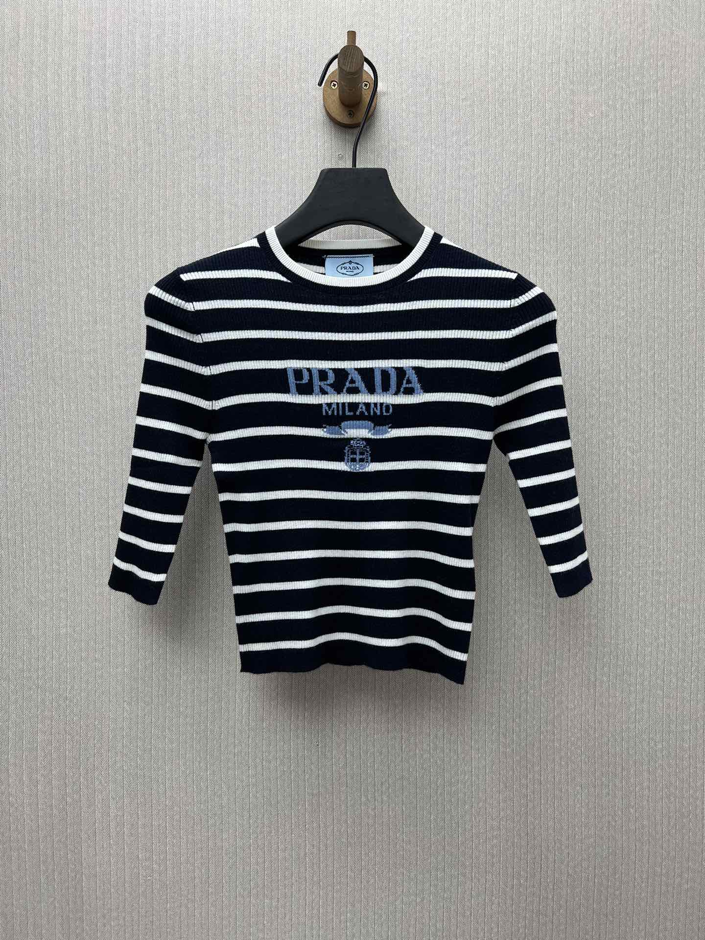 El nuevo suéter de lana peinada Prada 25ss está confeccionado con la lana peinada comúnmente utilizada en la icónica se…