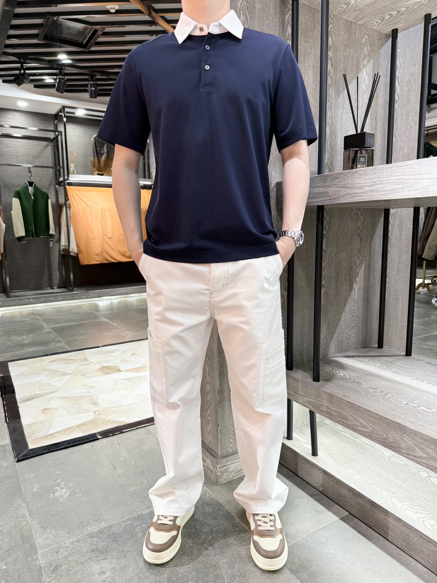 NO:505054,Zenia - Summer Newcomer Contrasted Collar POLO Short-sleeved Shirt, simple and exquisite. The lapel design is neat and the button embellishments add details. The fabric consists of 32.4 cotton, 32.4 polyester, 31.7 lycel fiber, and 3.5 mulberry silk. It is comfortable and breathable, with excellent texture. It easily creates a casual and stylish outfit. The basic style can also wear it with a high-end feeling. It is a practical item in the wardrobe~ Code M-3XL (model 180/140 wear L, with Hong Kong Lane Crawford gift box packaging), zegna, T-shirt, alexander wang19860909杰尼亚-夏日新贵撞色领POLO短袖衫,简约中带精致感.翻领设计利落,纽扣点缀增添细节.面料由32.4棉、32.4聚酯纤维、31.7莱赛尔纤维、3.5桑蚕丝组成,舒适透气,质感上乘,轻松营造休闲又不失格调的穿搭,基础款也能穿出高级感,是衣橱里的实用单品~码数M-3XL(模特180/140穿L,配香港连卡佛礼盒包装),,zegna,T-shirt,alexander wang,Men's clothing