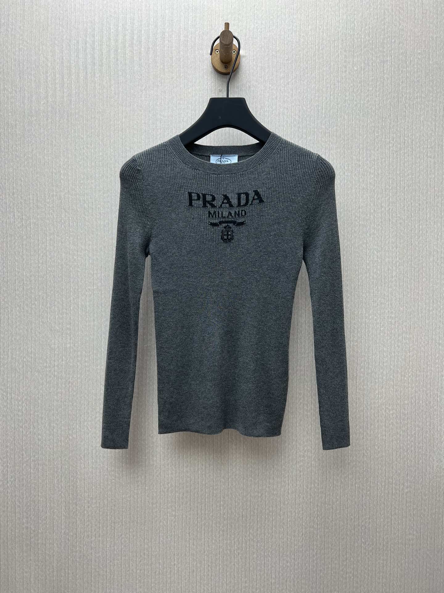 Nuevo suéter con cuello redondo de lana peinada de Prada 25ss. Este jersey de cuello redondo es una reinterpretación no…