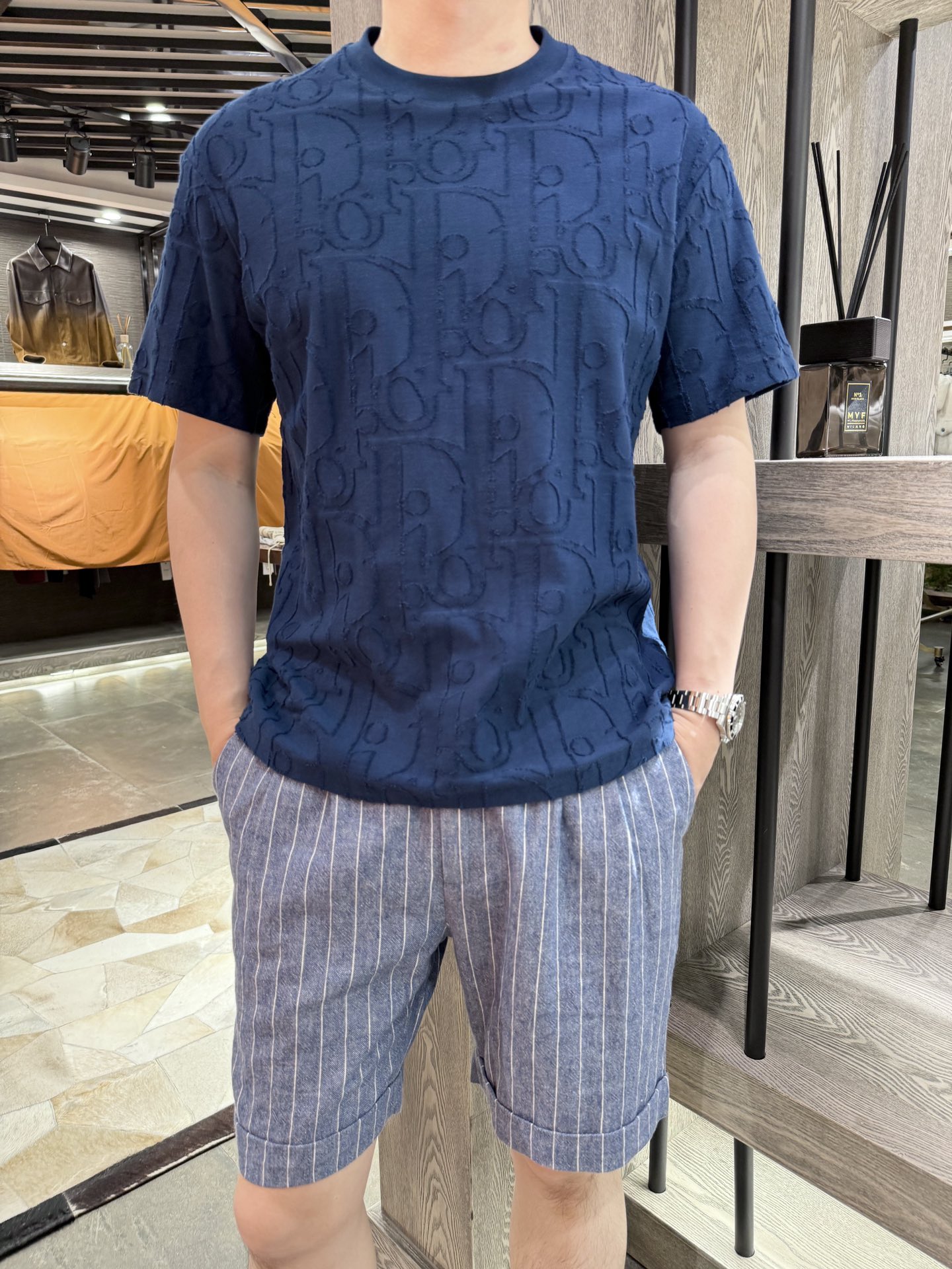 NO:505060,Dior-2025 hit jacquard short-sleeved three-dimensional pattern looks like wearing art on the body. The simple round neck is suitable for various styles, high-quality pure cotton fabric, skin-friendly and breathable, and fills the comfort. It can easily grasp the loose and high-end outfit atmosphere. It is an indispensable fashionable item in the wardrobe!  S-2XL (model 180/140 wears M, with Hong Kong Lane Crawford gift box packaging), dior, T-shirt, alexander wang19860909迪奥-2025爆款提花短袖立体纹路像把艺术穿身上 简约圆领适配各种风格,高品质纯棉面料,亲肤透气,把舒适感拉满,轻松拿捏松弛又高级的穿搭氛围 是衣柜里不可或缺的时髦单品！码数S-2XL（模特180/140穿M,配香港连卡佛礼盒包装）,,dior,T-shirt,alexander wang,Men's clothing