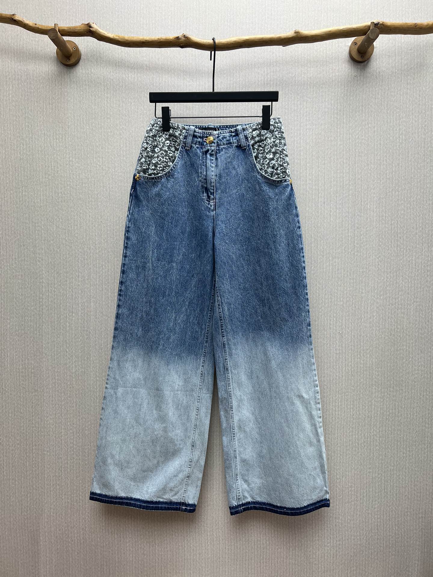 Chanel 25ss nuevos vaqueros de la colección de otoño-invierno, denim azul lavado con estampado, versión alta, tallas: 3…