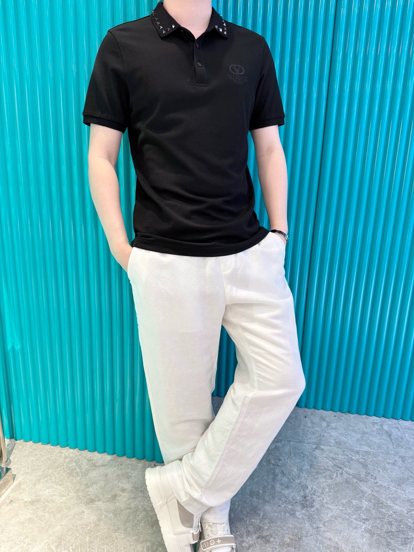 NO:505072,Valentino-2025 latest polo shipments, hot-selling items in Europe and the United States!  Selected customized hexagonal bead floor cotton fabrics from imported Italian brands, and the lapel rivet design is matched with the latest design to highlight fashion!  Number of codes 48-56 (model 180/140 wears 50, with Hong Kong Lane Crawford gift box packaging), valentino, alexander wang19860909华伦天奴-2025最新polo出货 欧美热销单品！精选意大利进口品牌定制六角珠地棉面料,翻领的铆钉设计搭配最新的设计,彰显时尚 ！码数48-56（模特180/140穿50,配香港连卡佛礼盒包装）,,valentino,alexander wang,Men's clothing