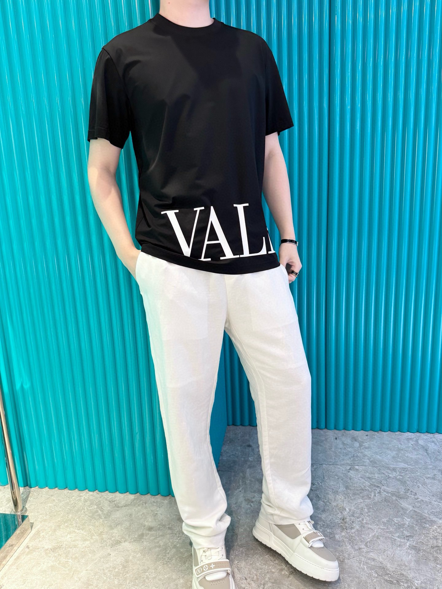 NO:505078,Valentino - the latest T-shirt shipment in 2025, hot-selling items in Europe and the United States!  Selected Italian imported brand European cotton fabrics, the brand of hem is matched with the latest designs to highlight fashion!  Number of codes 48-56 (model 180/140 wears 50, with Hong Kong Lane Crawford gift box packaging), valentino,tees, t-shirt,alexander wang19860909华伦天奴-2025最新T恤出货 欧美热销单品！精选意大利进口品牌欧货棉面料,下摆的品牌英文搭配最新的设计,彰显时尚 ！码数48-56（模特180/140穿50,配香港连卡佛礼盒包装）,,valentino,tees，t-shirt,alexander wang,Men's clothing